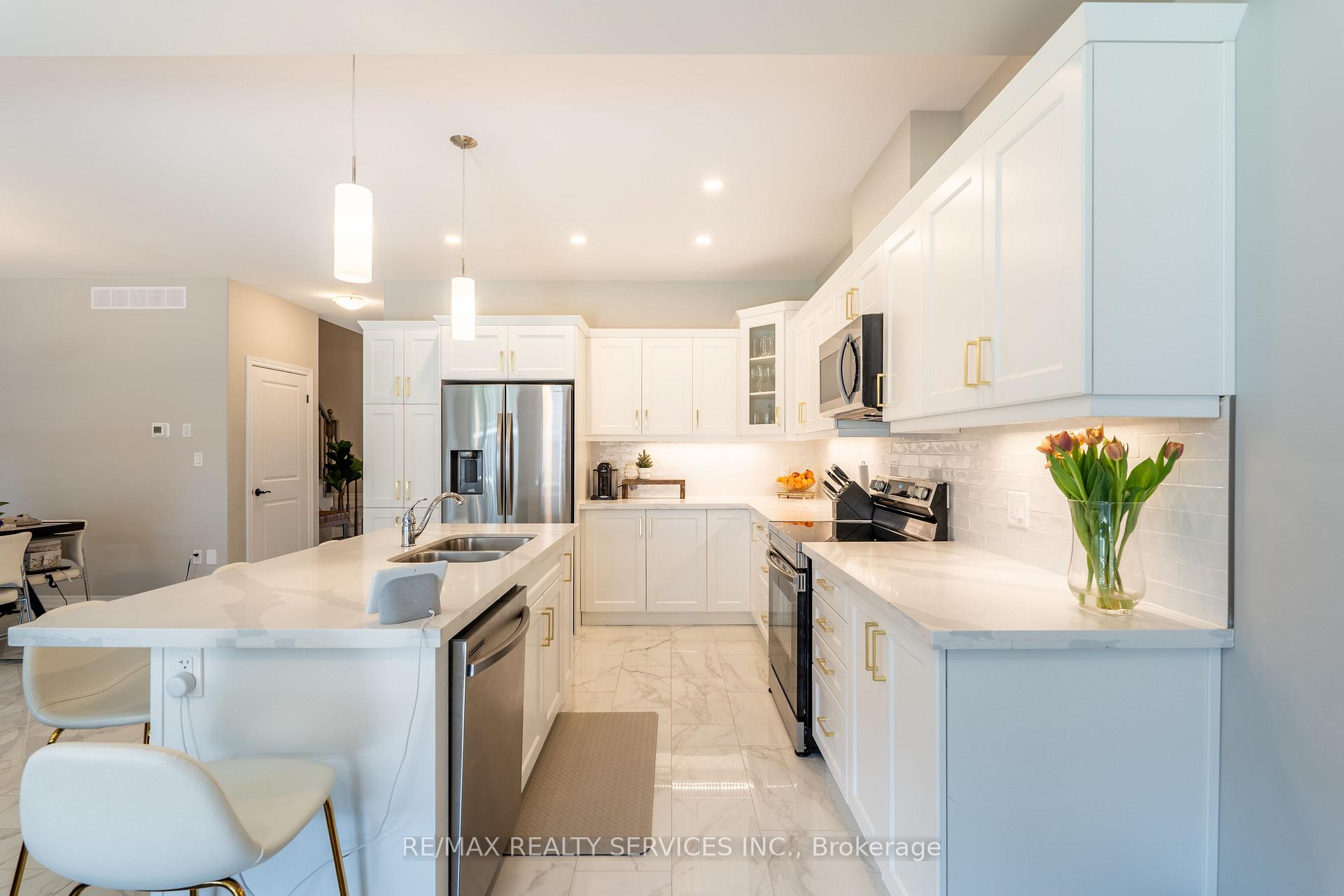 Photo 9 of 7201 Parsa Street, Niagara Falls, Brown — HOMEH
