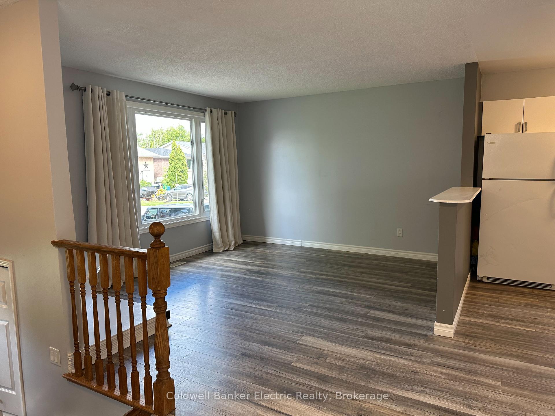 Photo 6 of 802 Mountain Ash Road, Peterborough, Otonabee Ward 1 — HOMEH