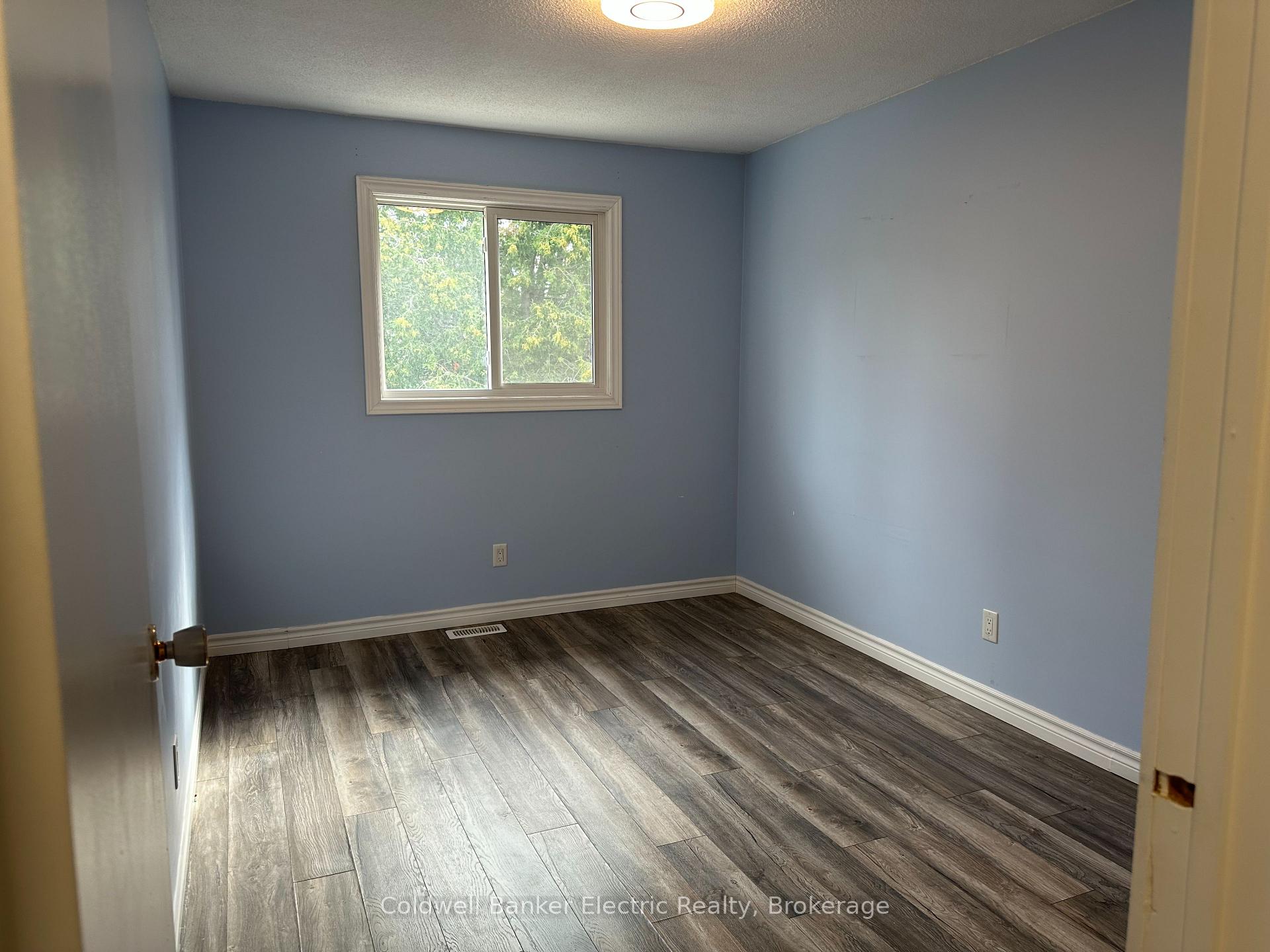 Photo 12 of 802 Mountain Ash Road, Peterborough, Otonabee Ward 1 — HOMEH