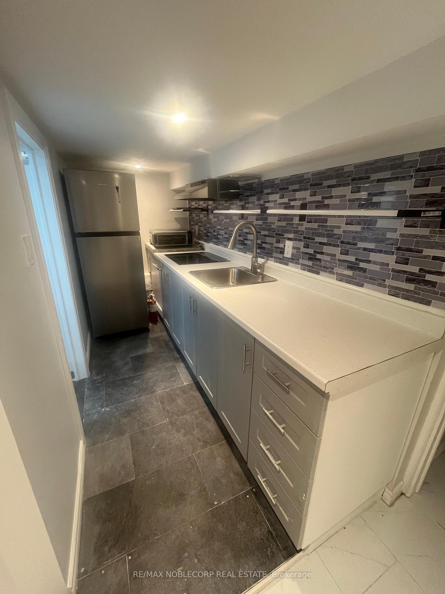 Photo 3 of 20 Payzac Avenue, Scarborough, West Hill — HOMEH