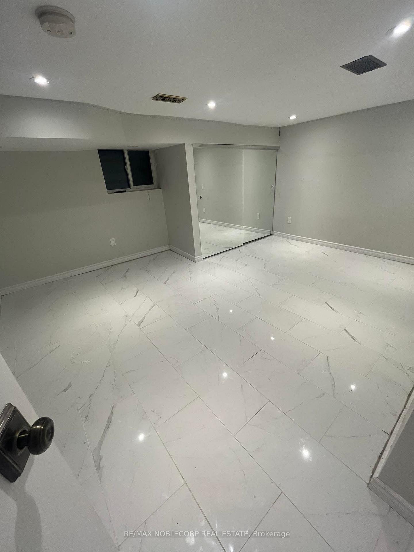 Photo 4 of 20 Payzac Avenue, Scarborough, West Hill — HOMEH