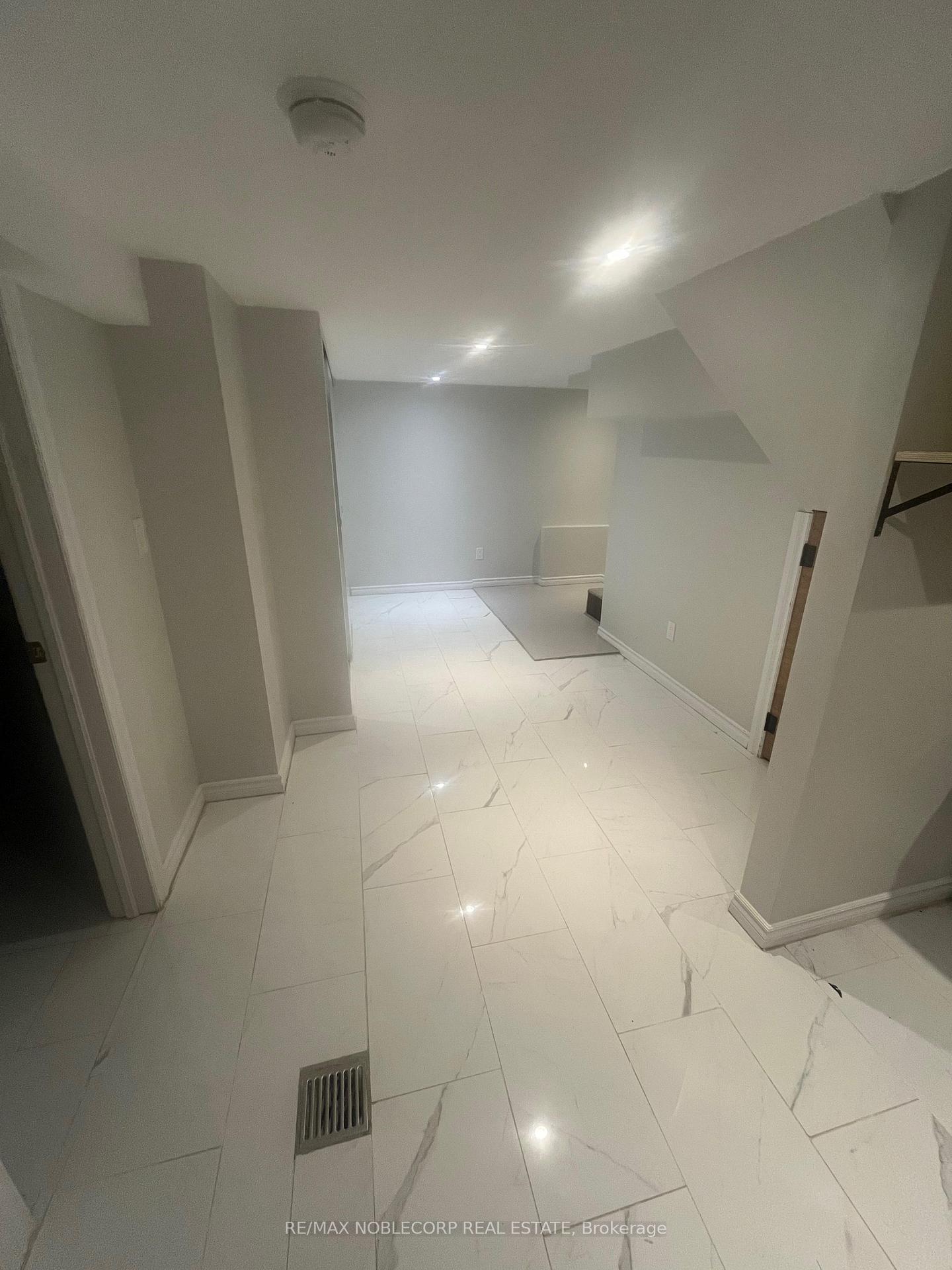 Photo 5 of 20 Payzac Avenue, Scarborough, West Hill — HOMEH