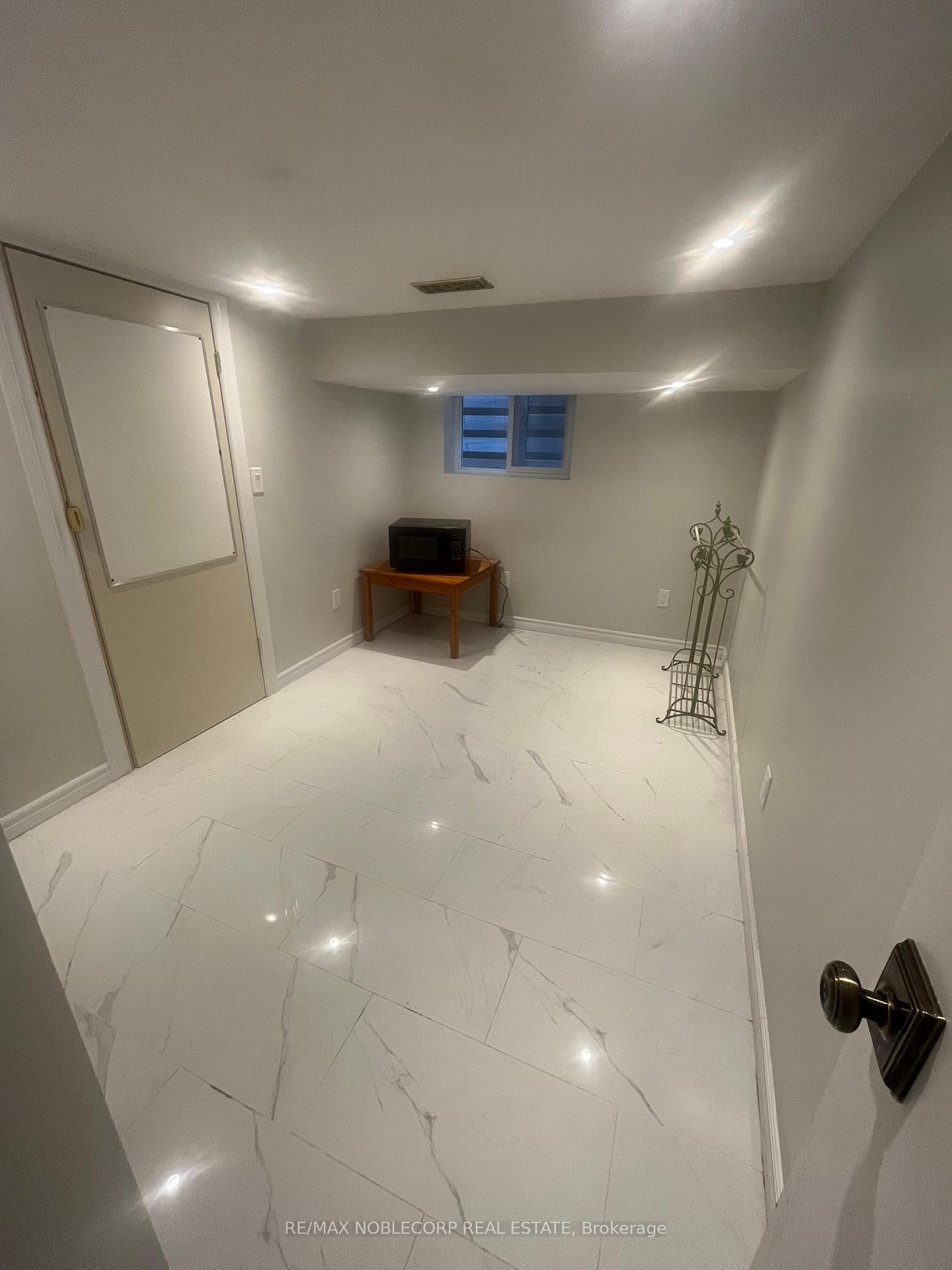 Photo 6 of 20 Payzac Avenue, Scarborough, West Hill — HOMEH