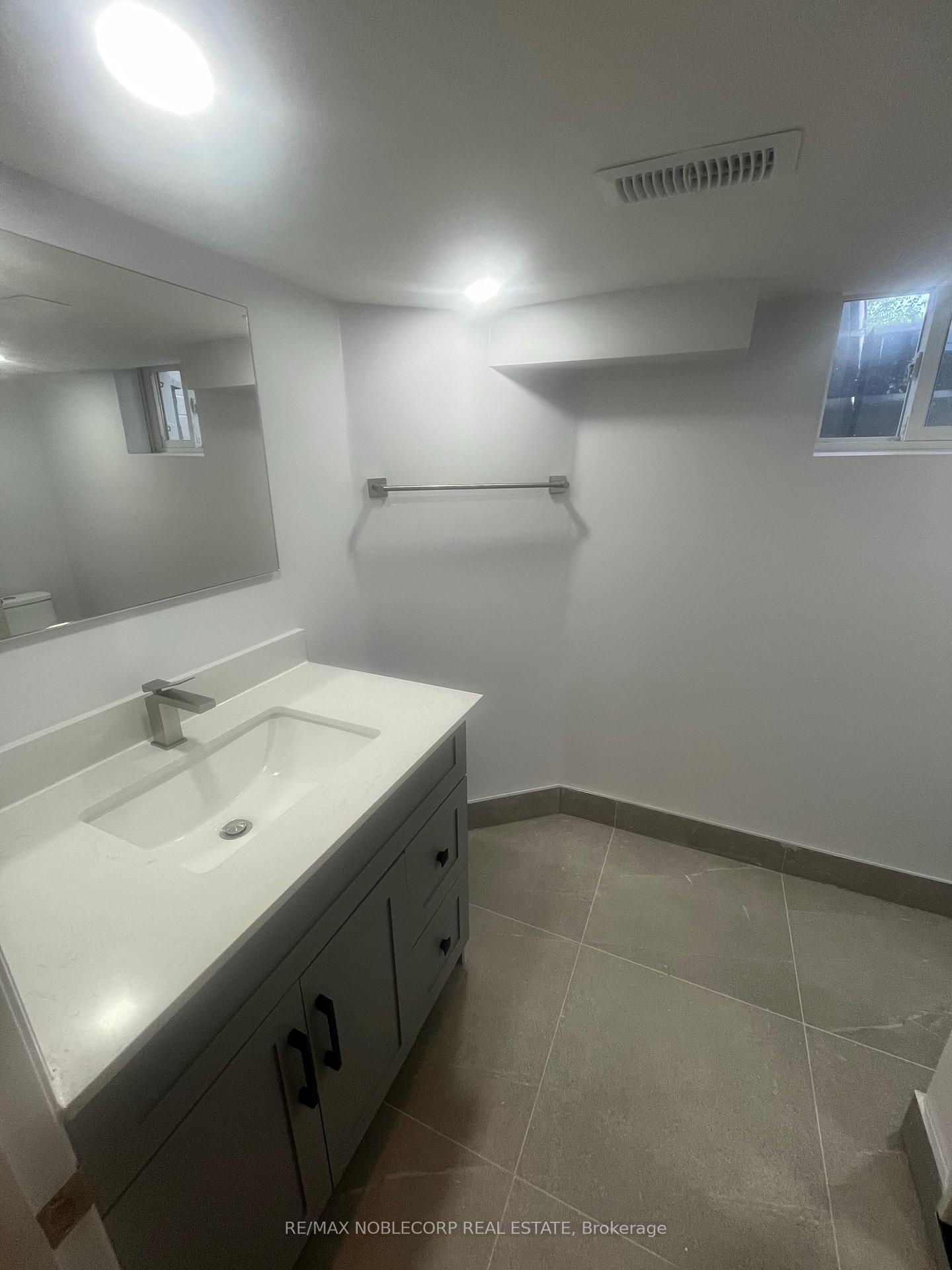 Photo 7 of 20 Payzac Avenue, Scarborough, West Hill — HOMEH