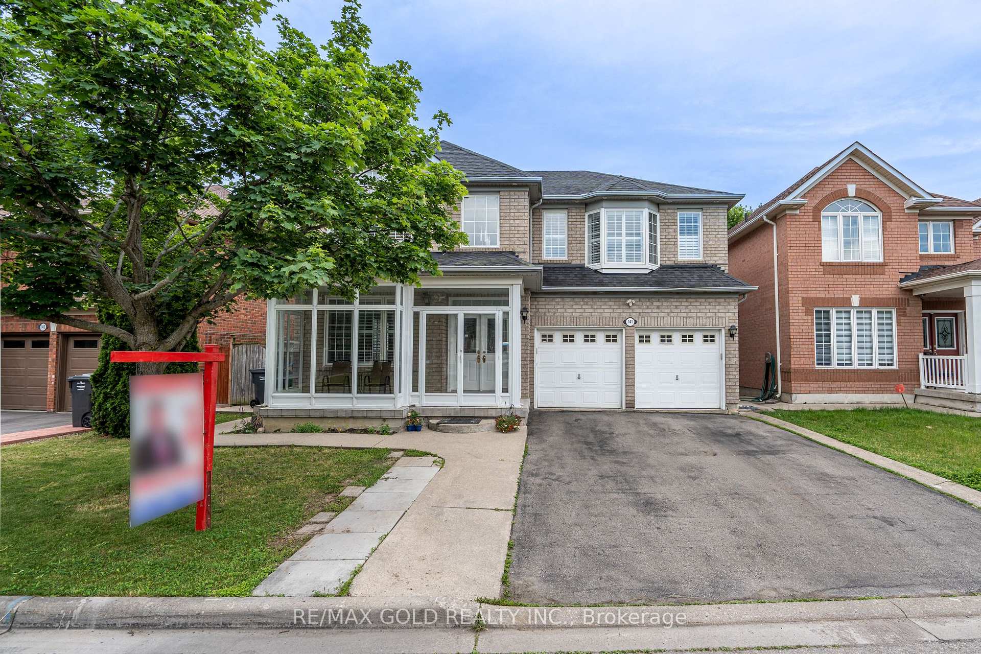 Photo 3 of 141 Whitwell Drive, Brampton, Vales of Castlemore — HOMEH