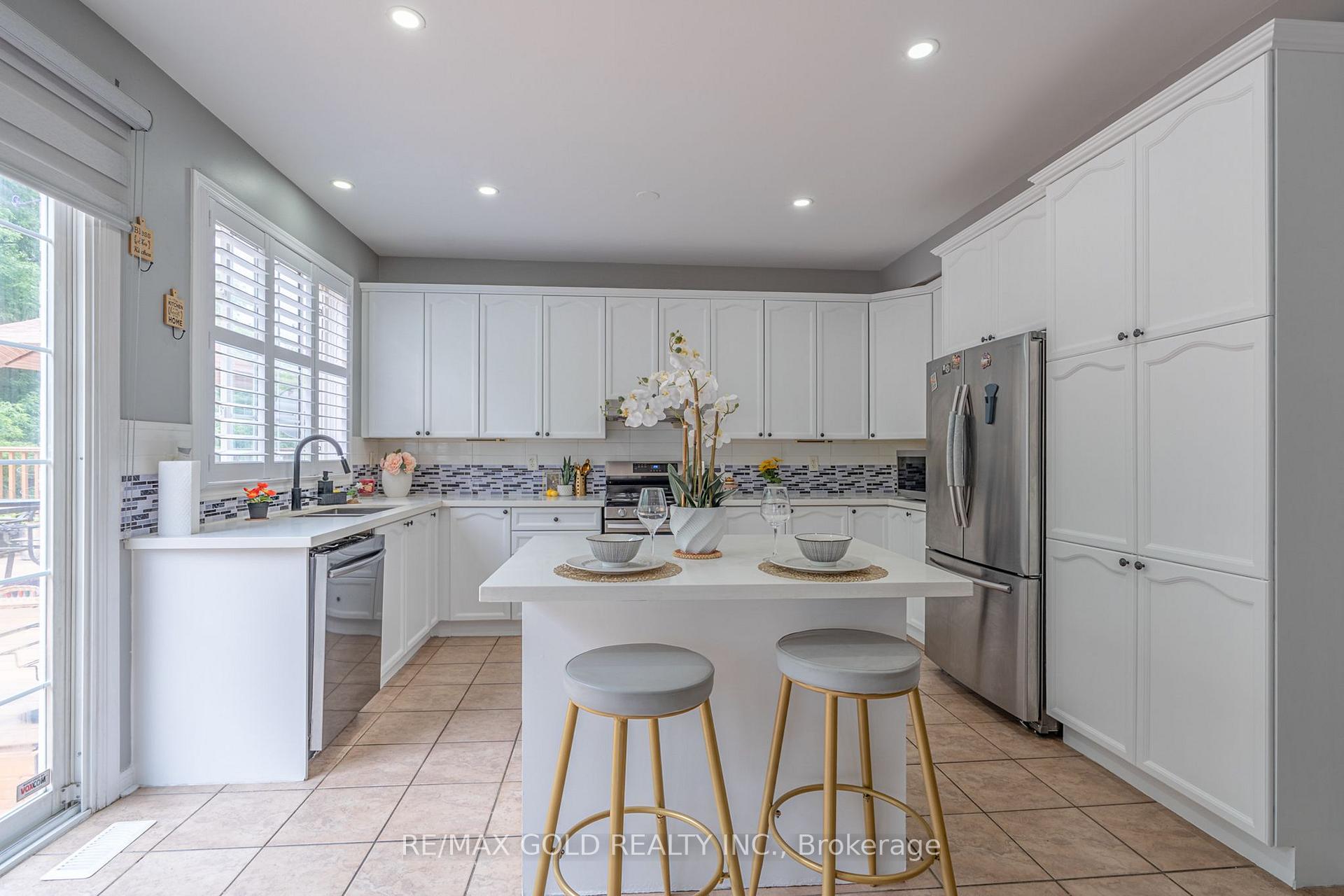 Photo 14 of 141 Whitwell Drive, Brampton, Vales of Castlemore — HOMEH