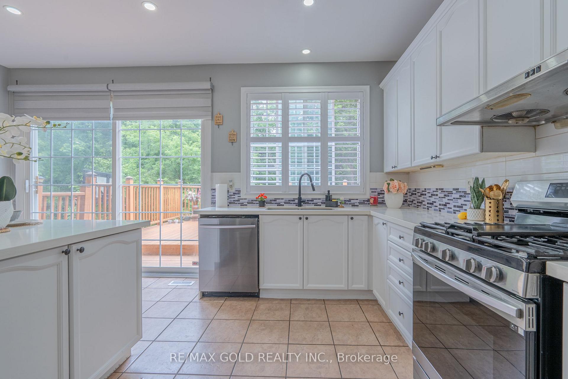 Photo 15 of 141 Whitwell Drive, Brampton, Vales of Castlemore — HOMEH