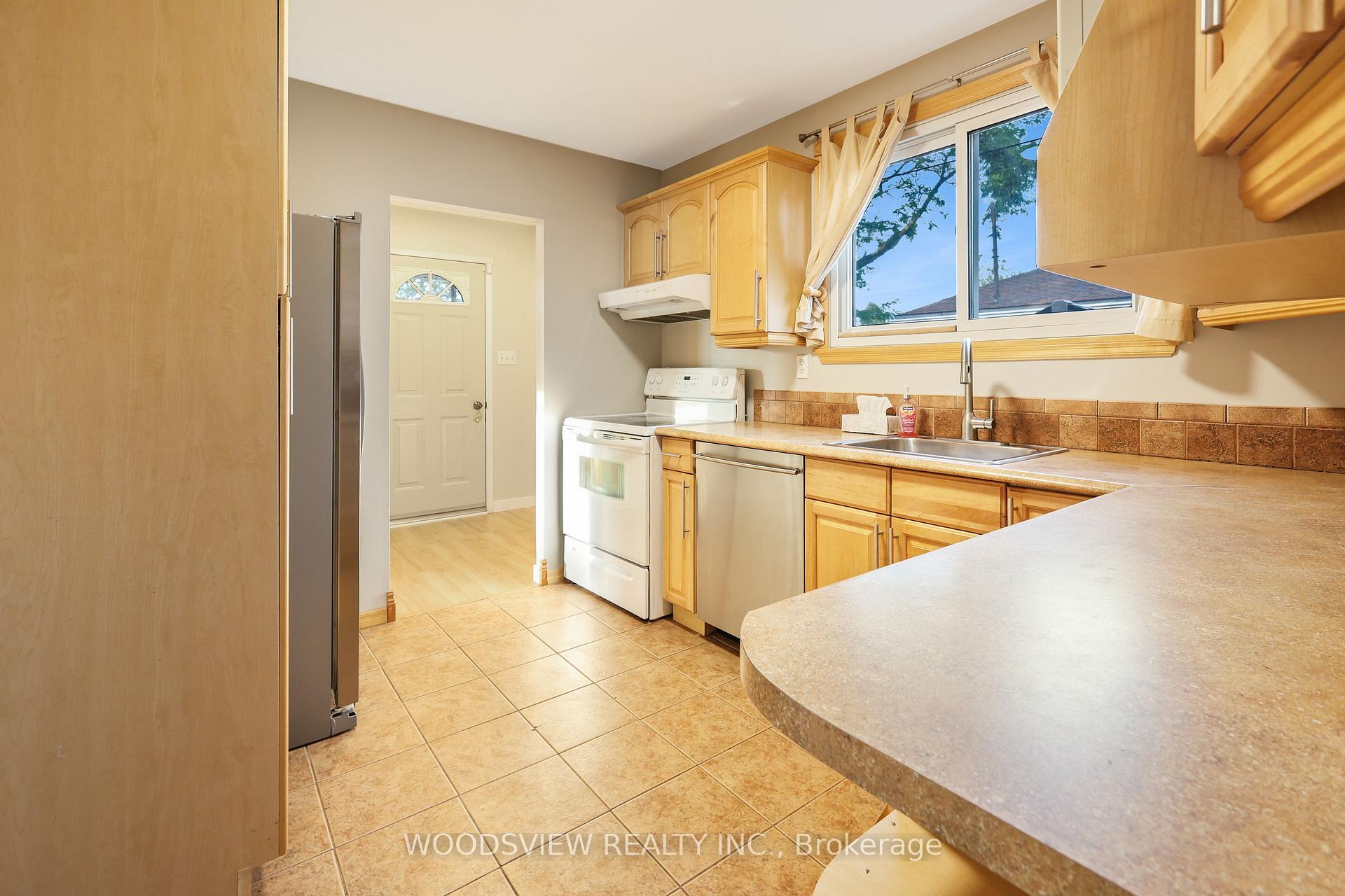 Photo 3 of 851 Moretta Avenue, Pickering, West Shore — HOMEH
