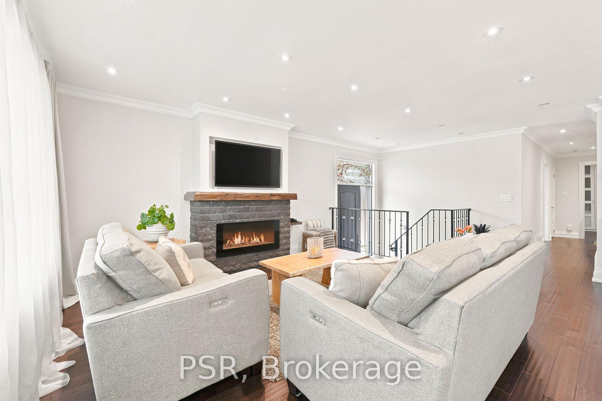 Photo 12 of 61 Robinglade Drive, Etobicoke, Eringate-Centennial-West Deane — HOMEH