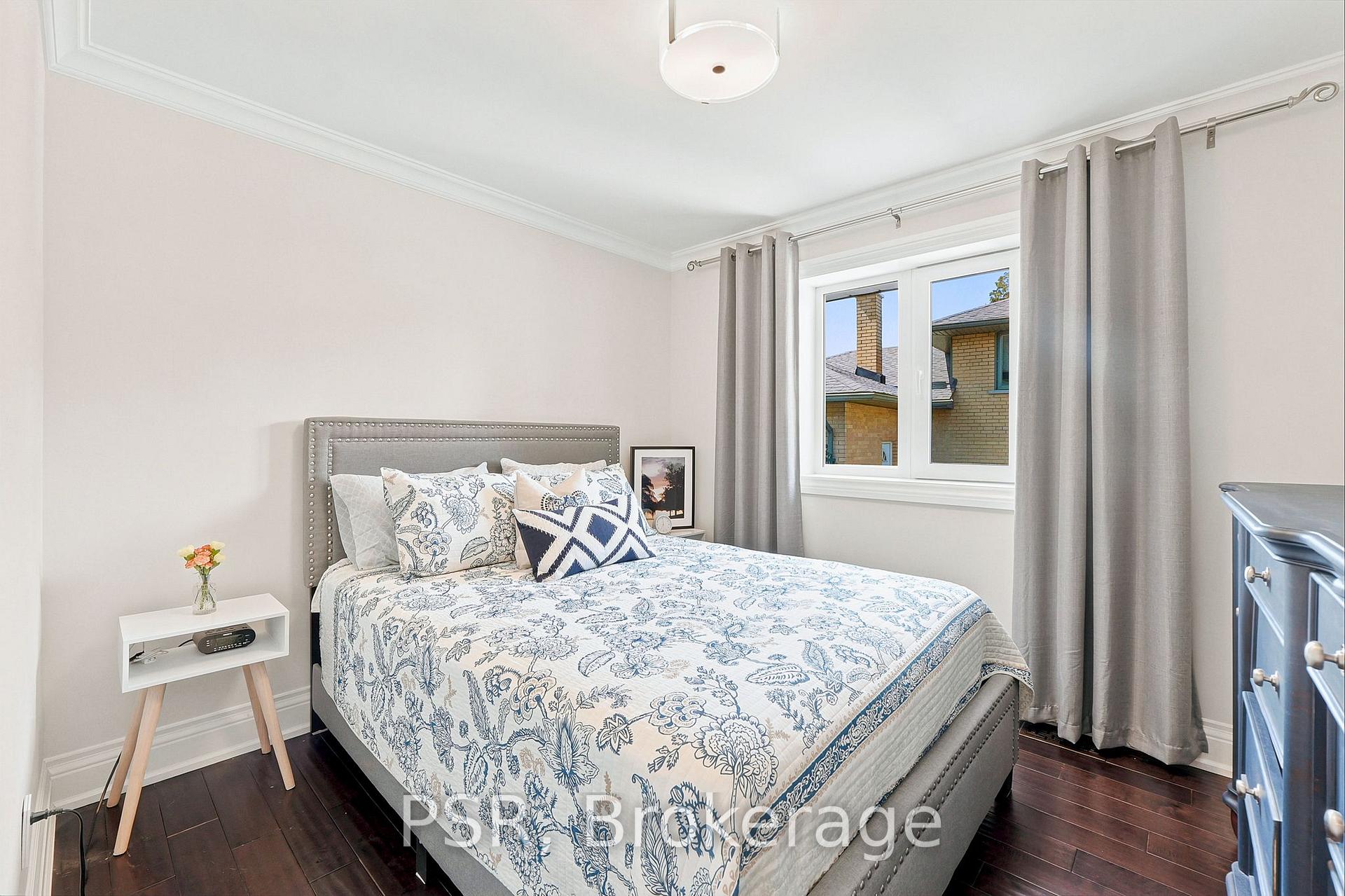 Photo 18 of 61 Robinglade Drive, Etobicoke, Eringate-Centennial-West Deane — HOMEH