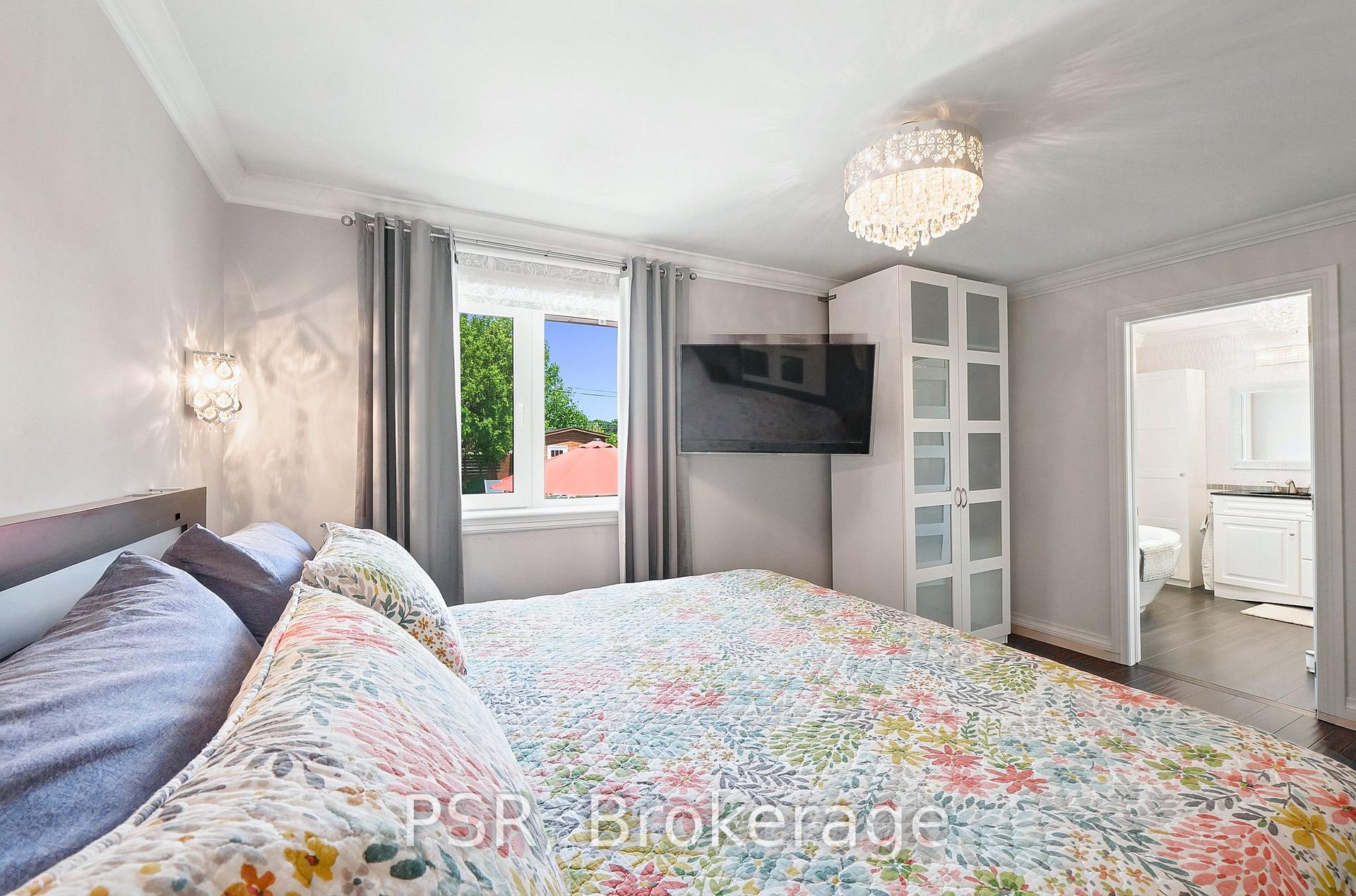 Photo 23 of 61 Robinglade Drive, Etobicoke, Eringate-Centennial-West Deane — HOMEH