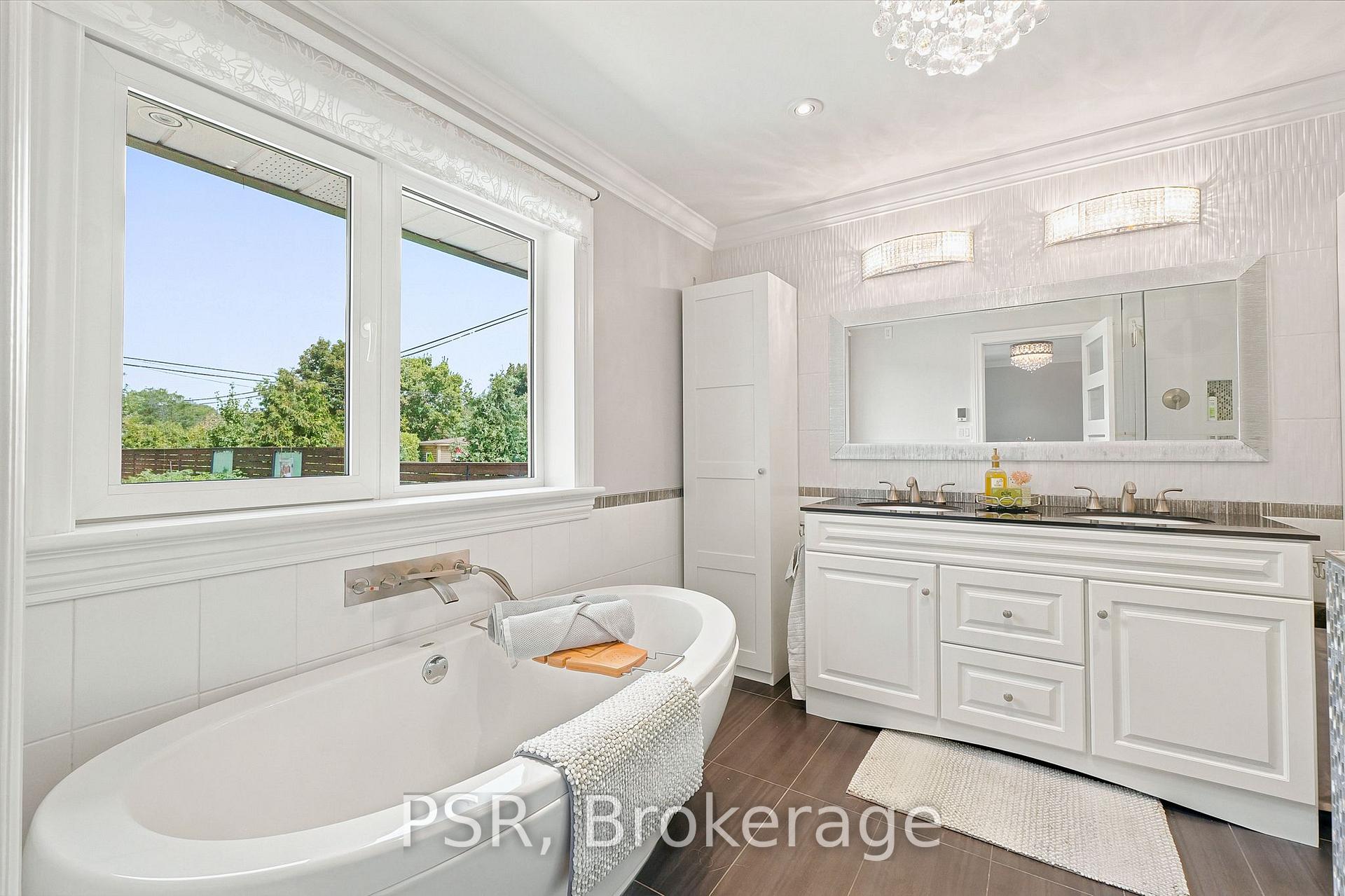 Photo 24 of 61 Robinglade Drive, Etobicoke, Eringate-Centennial-West Deane — HOMEH