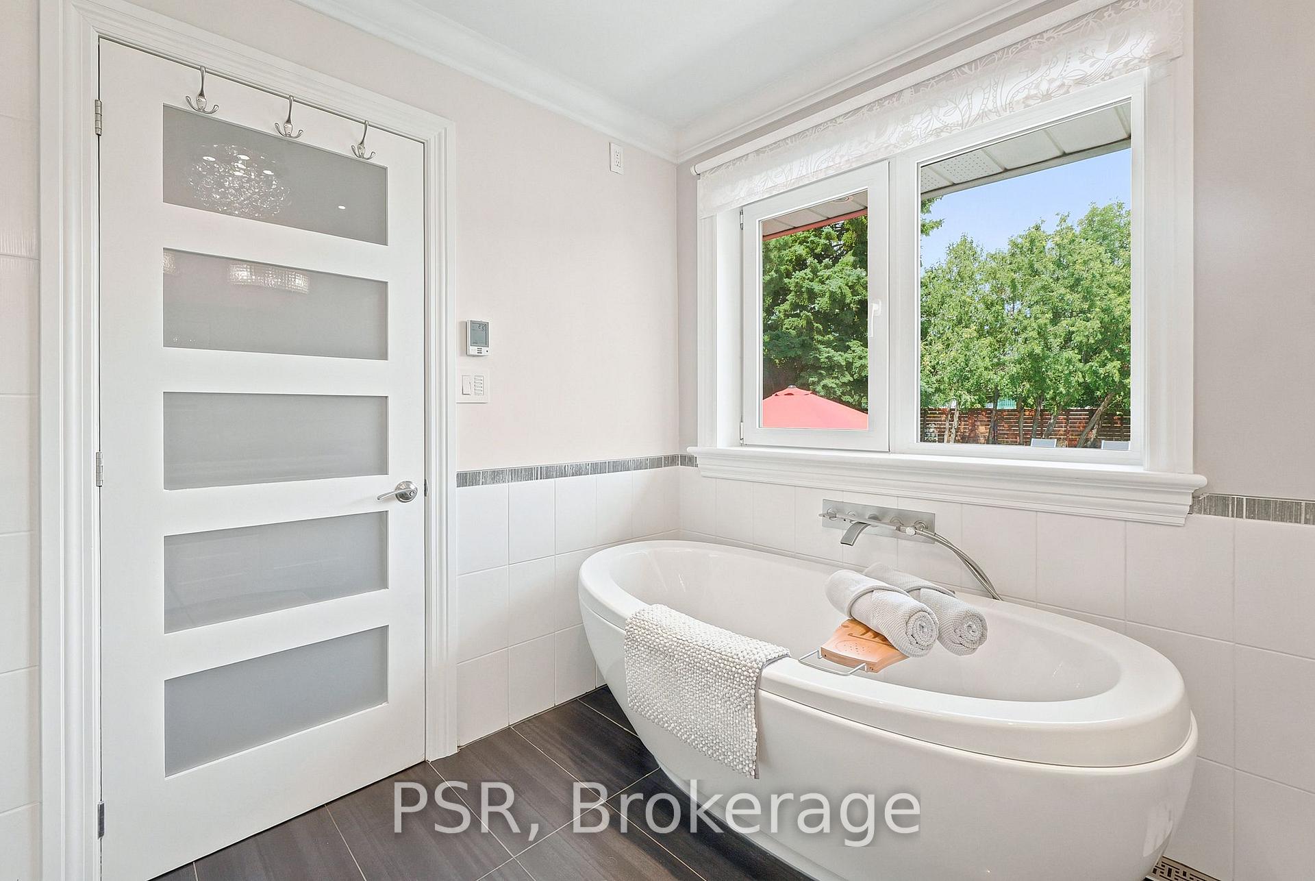 Photo 27 of 61 Robinglade Drive, Etobicoke, Eringate-Centennial-West Deane — HOMEH