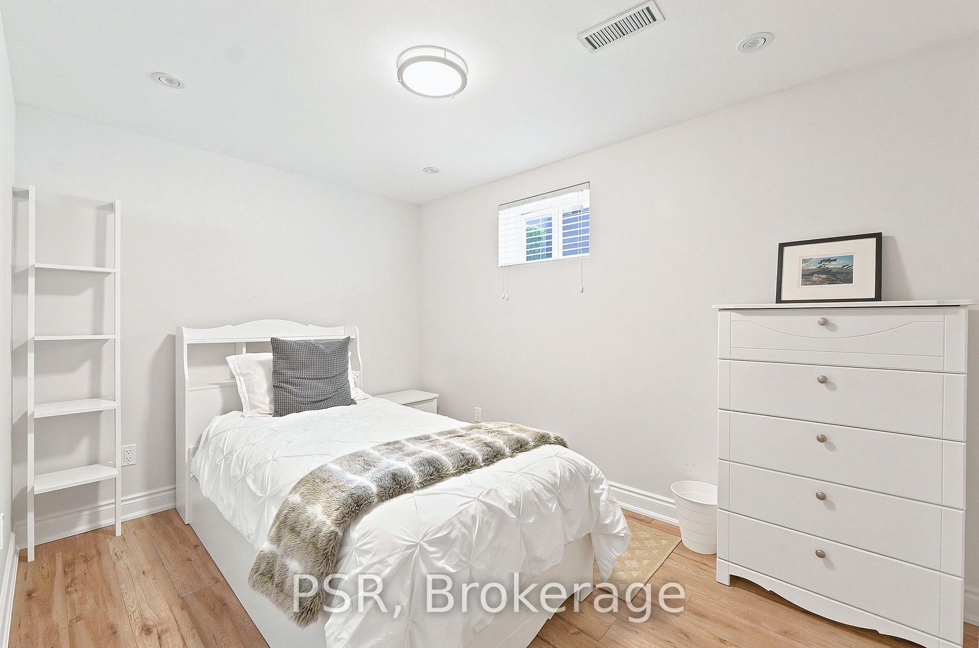 Photo 32 of 61 Robinglade Drive, Etobicoke, Eringate-Centennial-West Deane — HOMEH