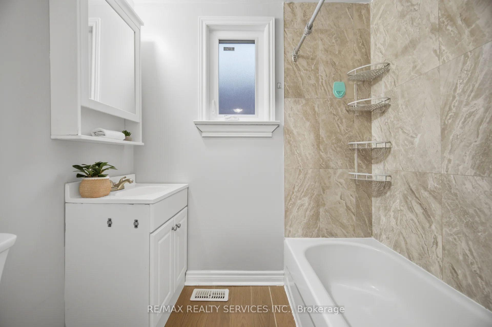 Photo 15 of 30 Elder Avenue, Etobicoke, Long Branch — HOMEH