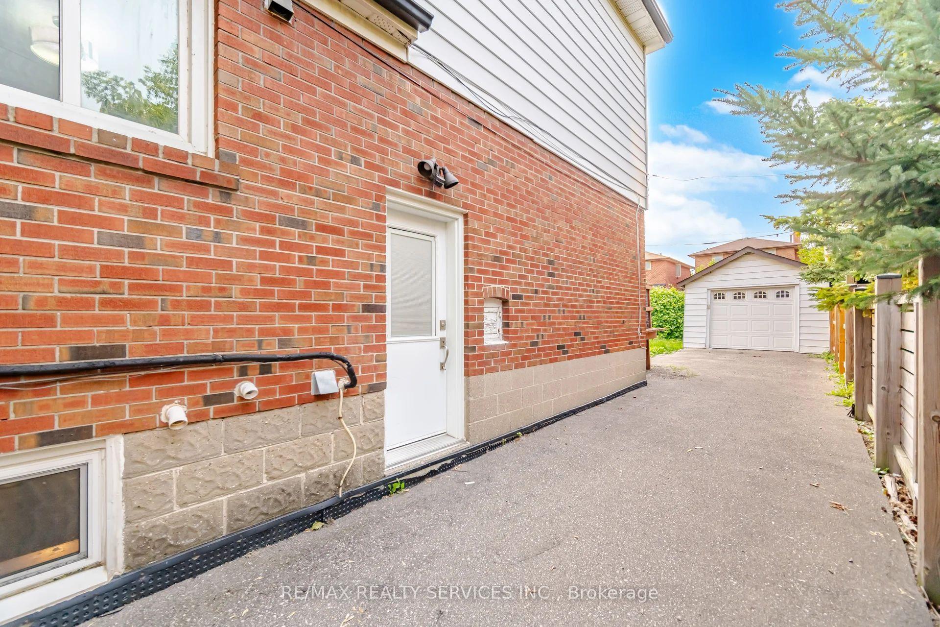 Photo 21 of 30 Elder Avenue, Etobicoke, Long Branch — HOMEH