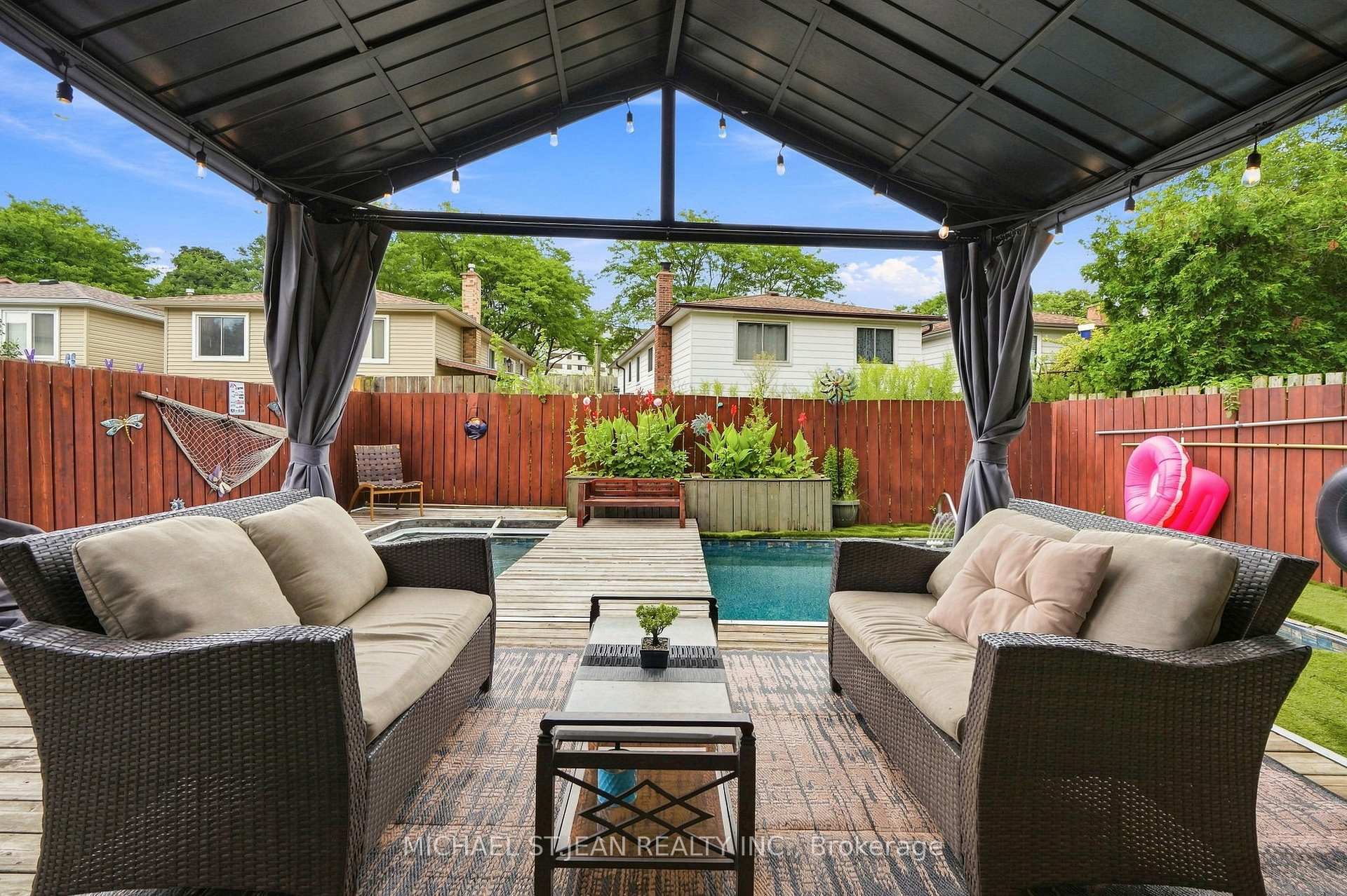 Photo 2 of 49 Markson Crescent, Hamilton, Lisgar — HOMEH