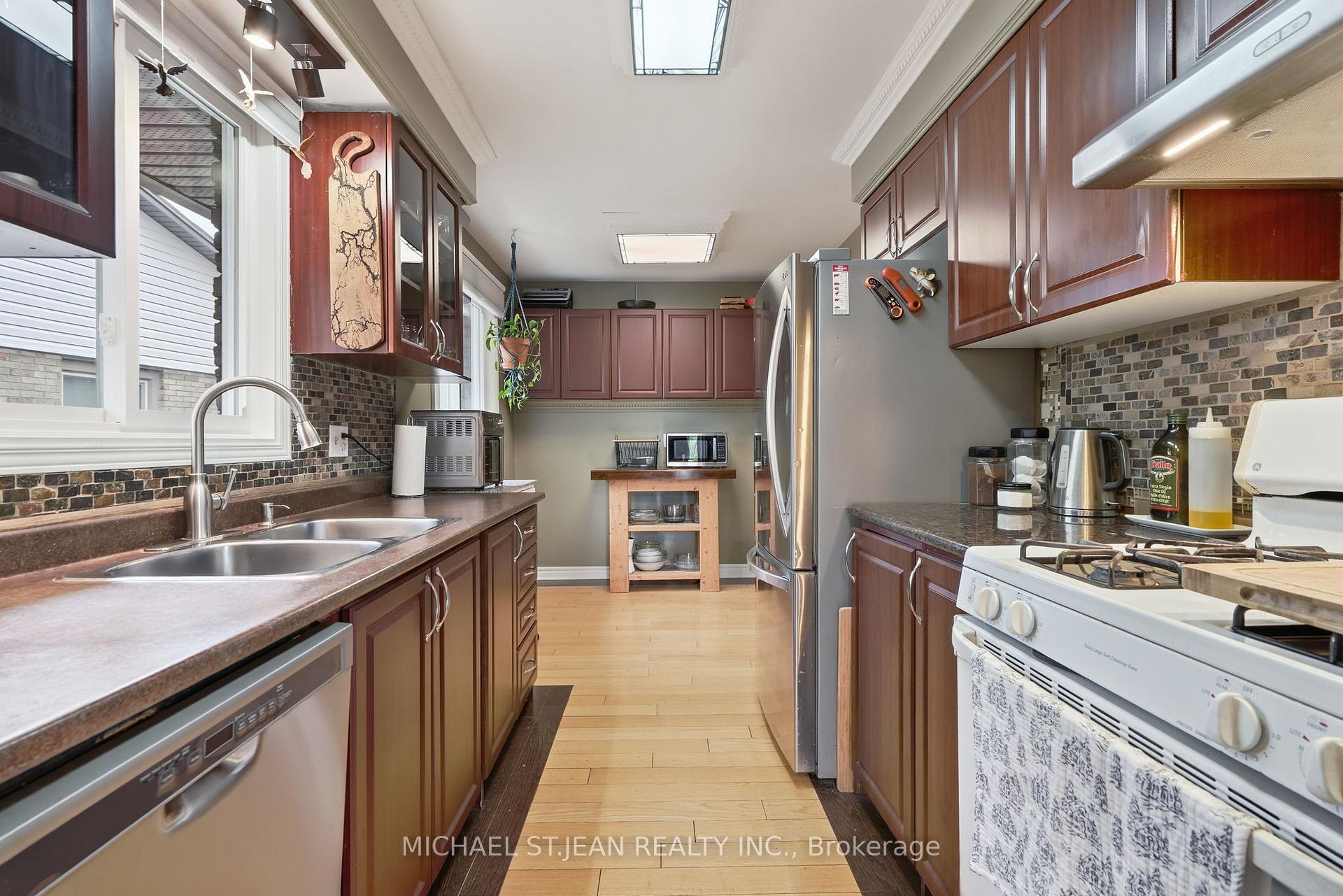 Photo 3 of 49 Markson Crescent, Hamilton, Lisgar — HOMEH