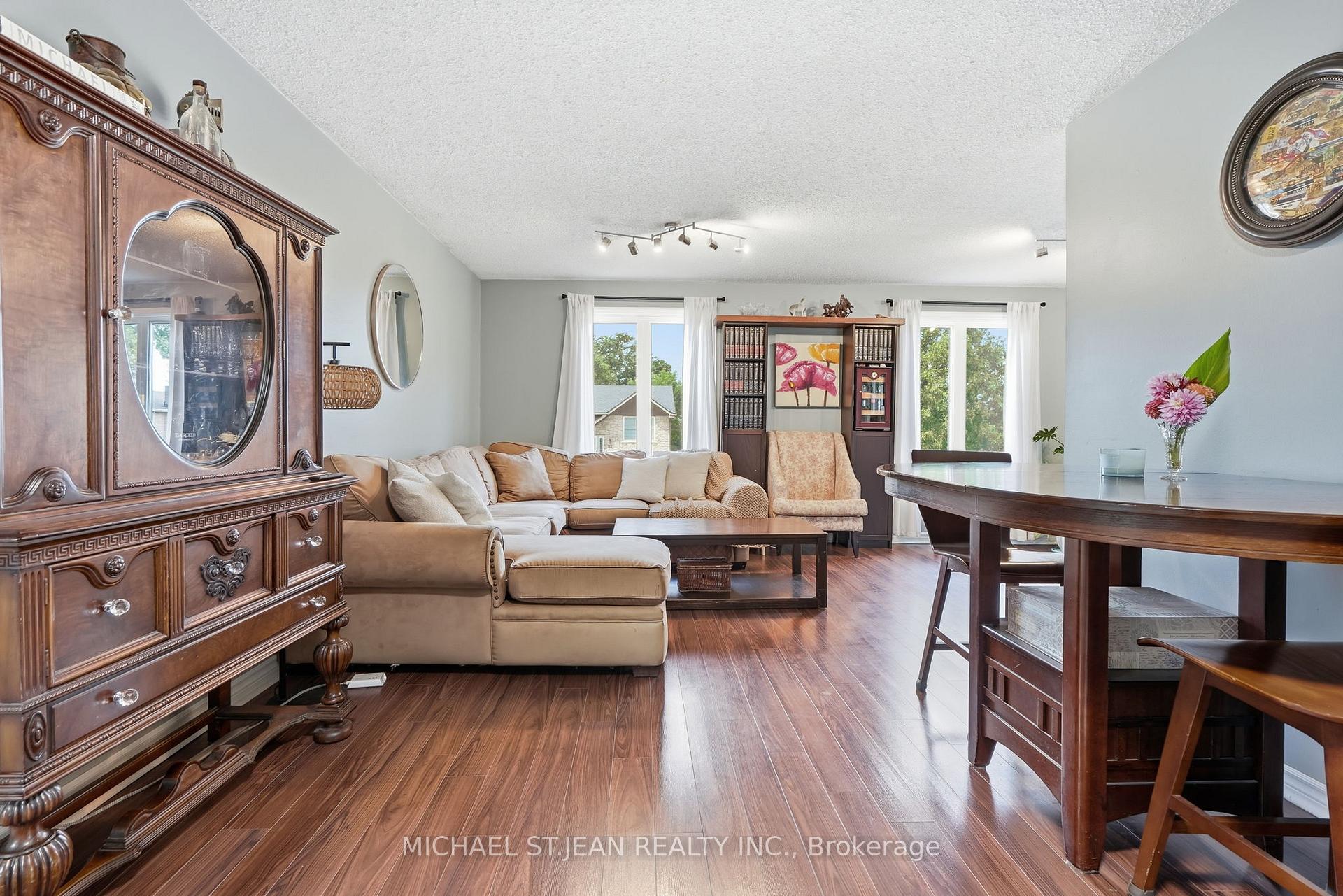 Photo 5 of 49 Markson Crescent, Hamilton, Lisgar — HOMEH