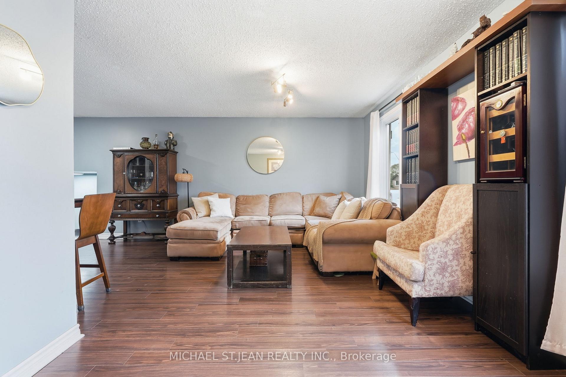 Photo 6 of 49 Markson Crescent, Hamilton, Lisgar — HOMEH