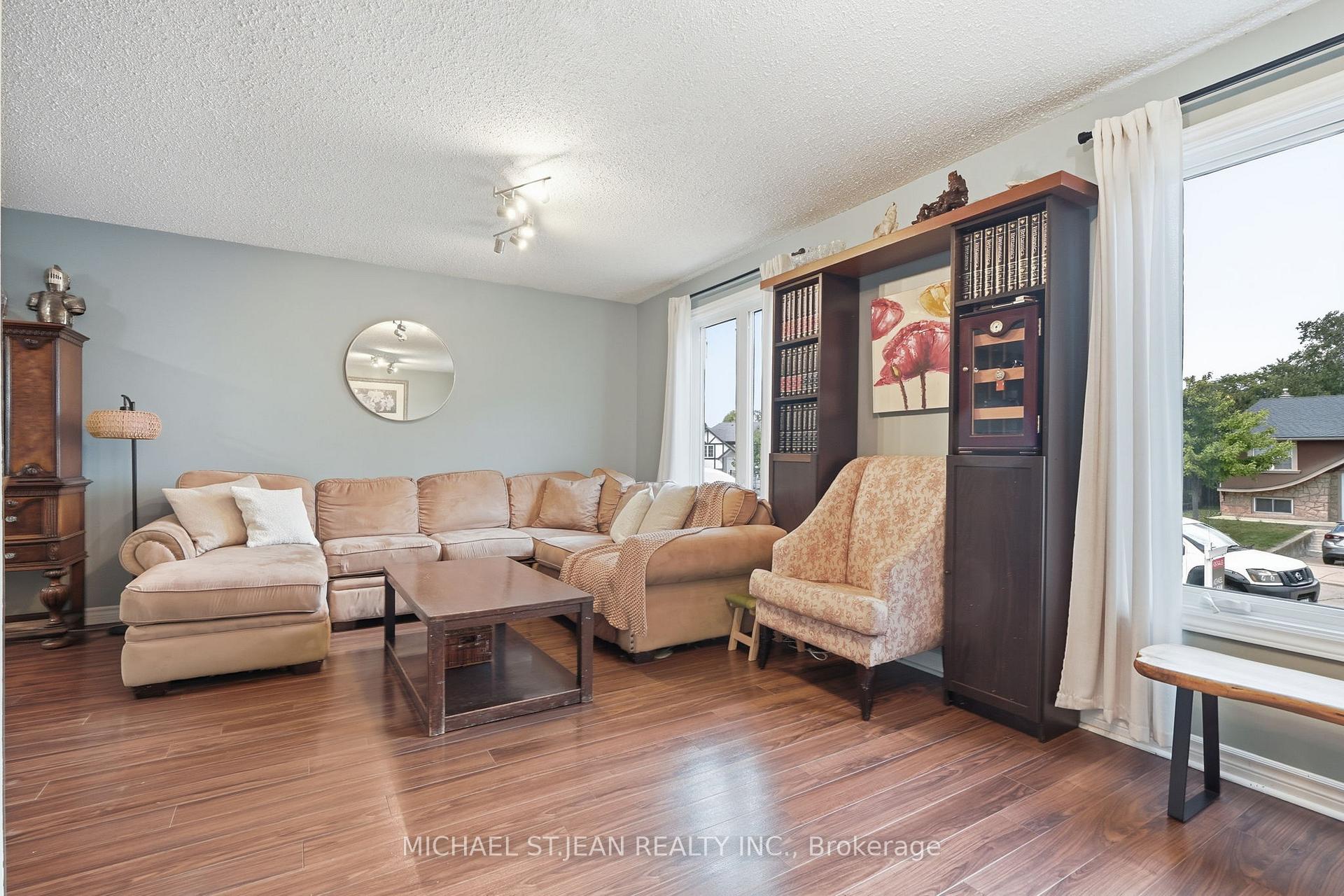Photo 7 of 49 Markson Crescent, Hamilton, Lisgar — HOMEH