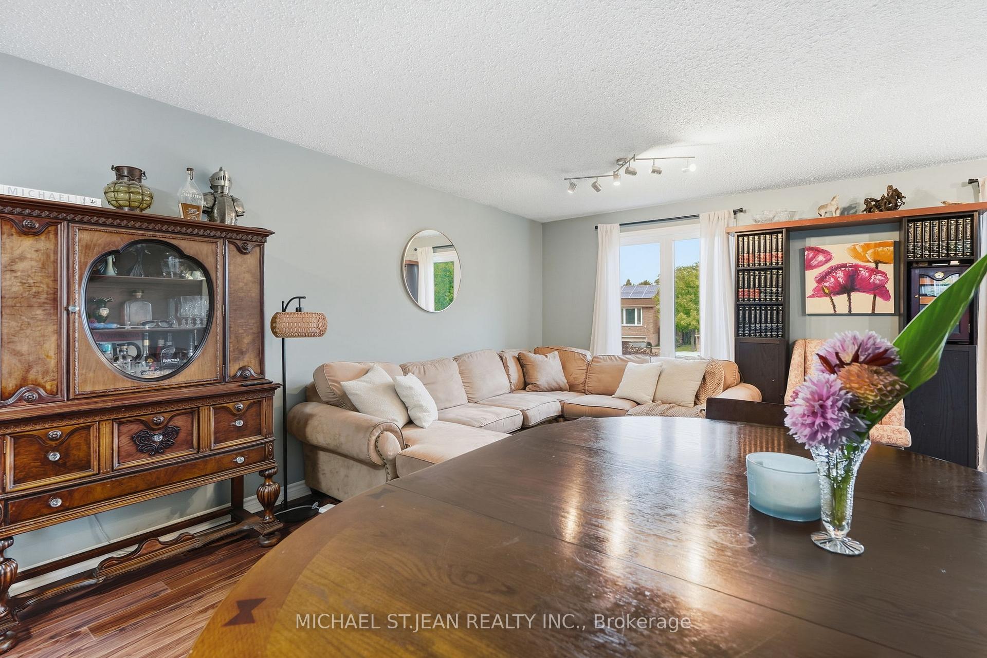 Photo 12 of 49 Markson Crescent, Hamilton, Lisgar — HOMEH