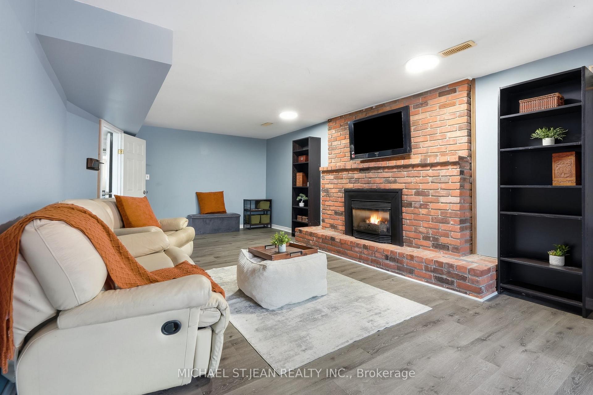 Photo 24 of 49 Markson Crescent, Hamilton, Lisgar — HOMEH