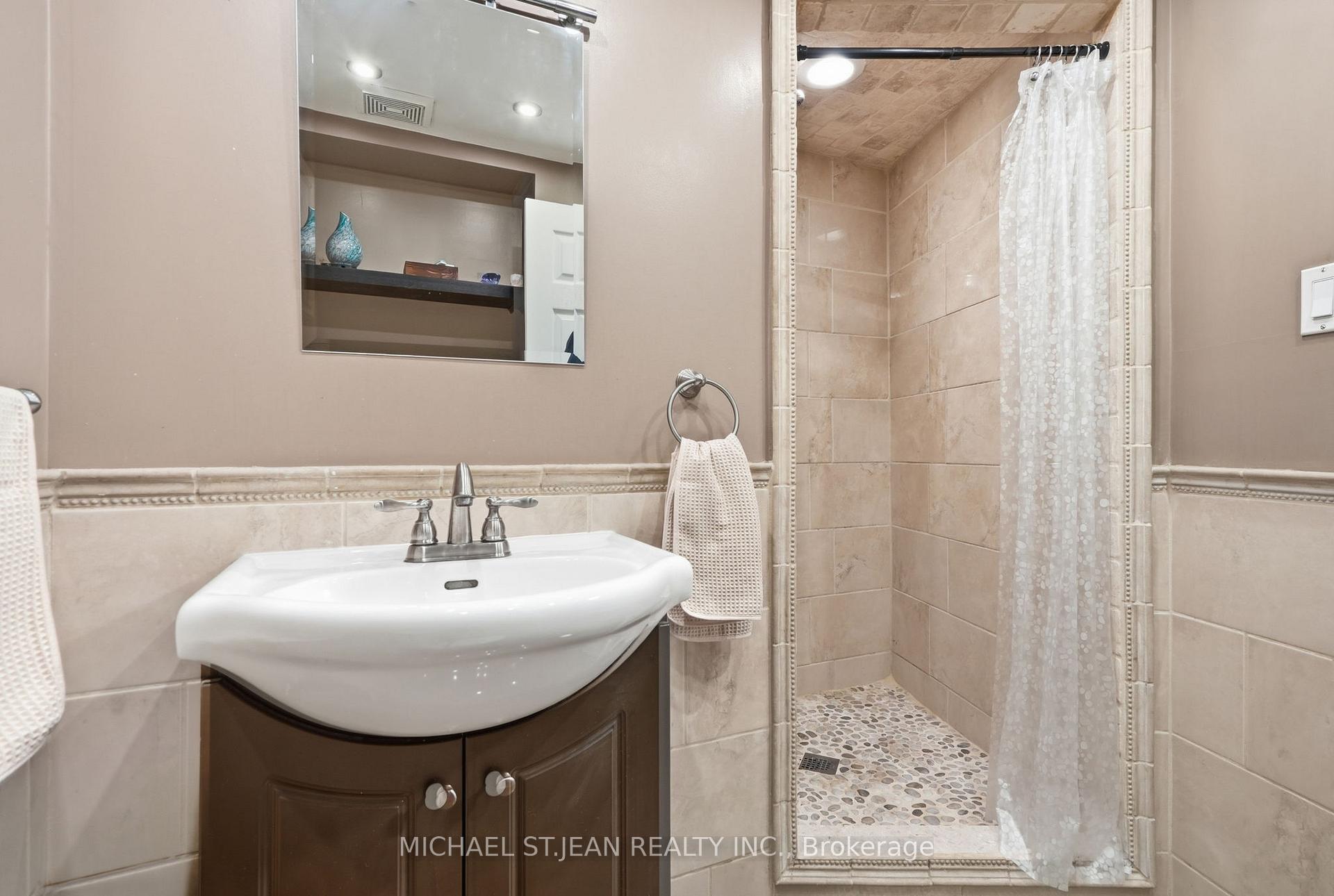 Photo 27 of 49 Markson Crescent, Hamilton, Lisgar — HOMEH
