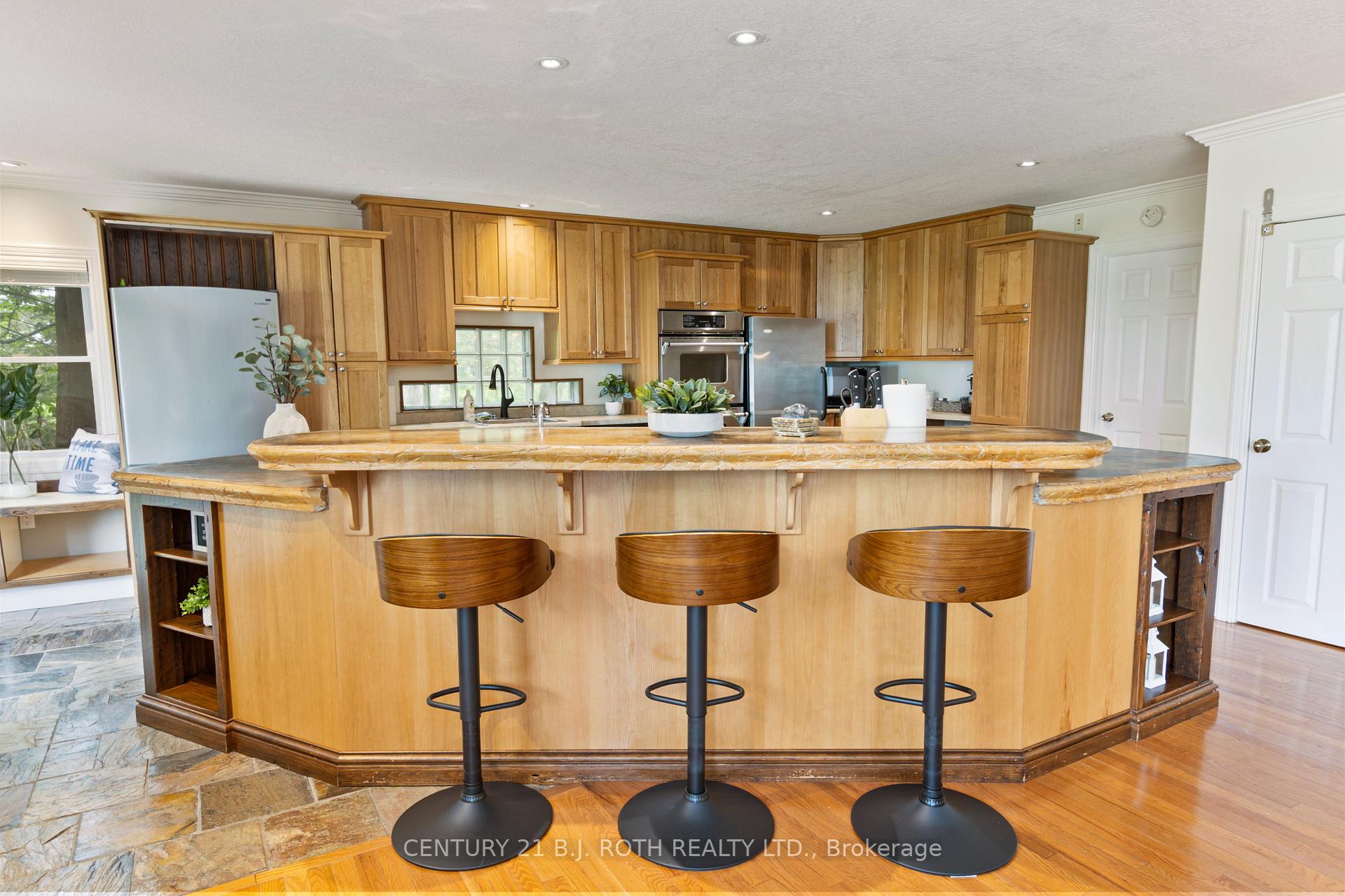 Photo 9 of 58 White Oaks Road, Barrie, South Shore — HOMEH