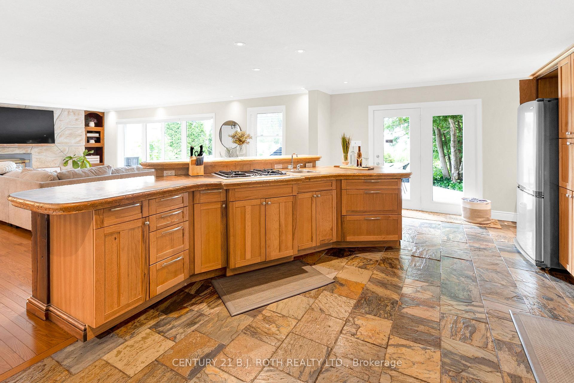 Photo 12 of 58 White Oaks Road, Barrie, South Shore — HOMEH