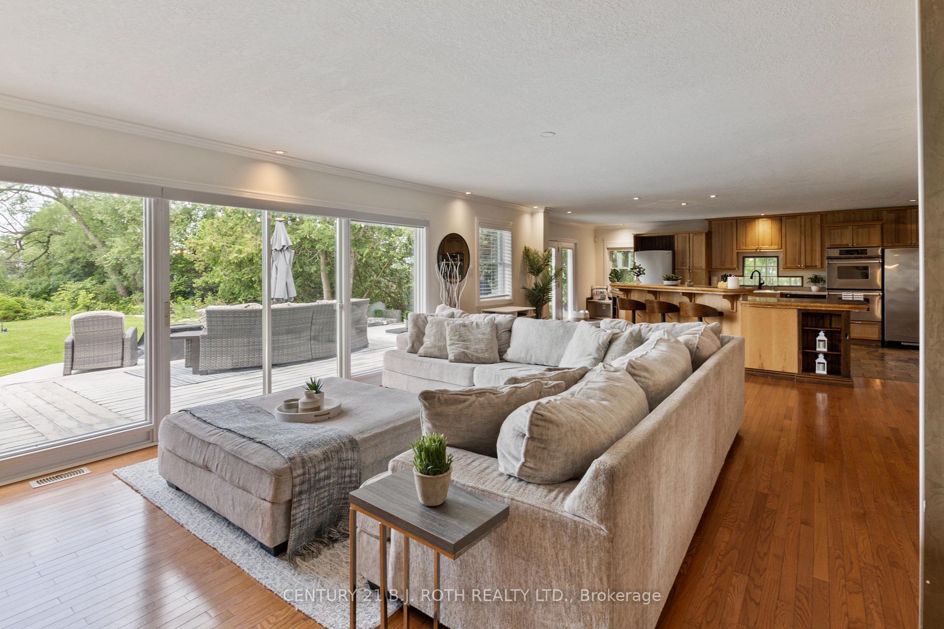 Photo 16 of 58 White Oaks Road, Barrie, South Shore — HOMEH