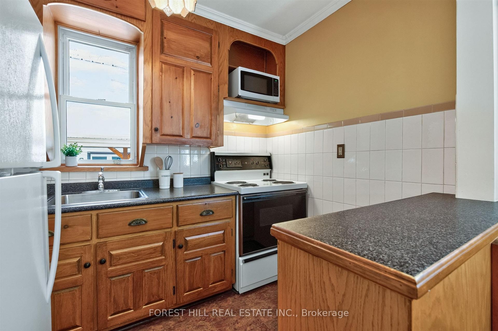 Photo 10 of 11 Yarrow Road, Toronto, Keelesdale-Eglinton West — HOMEH