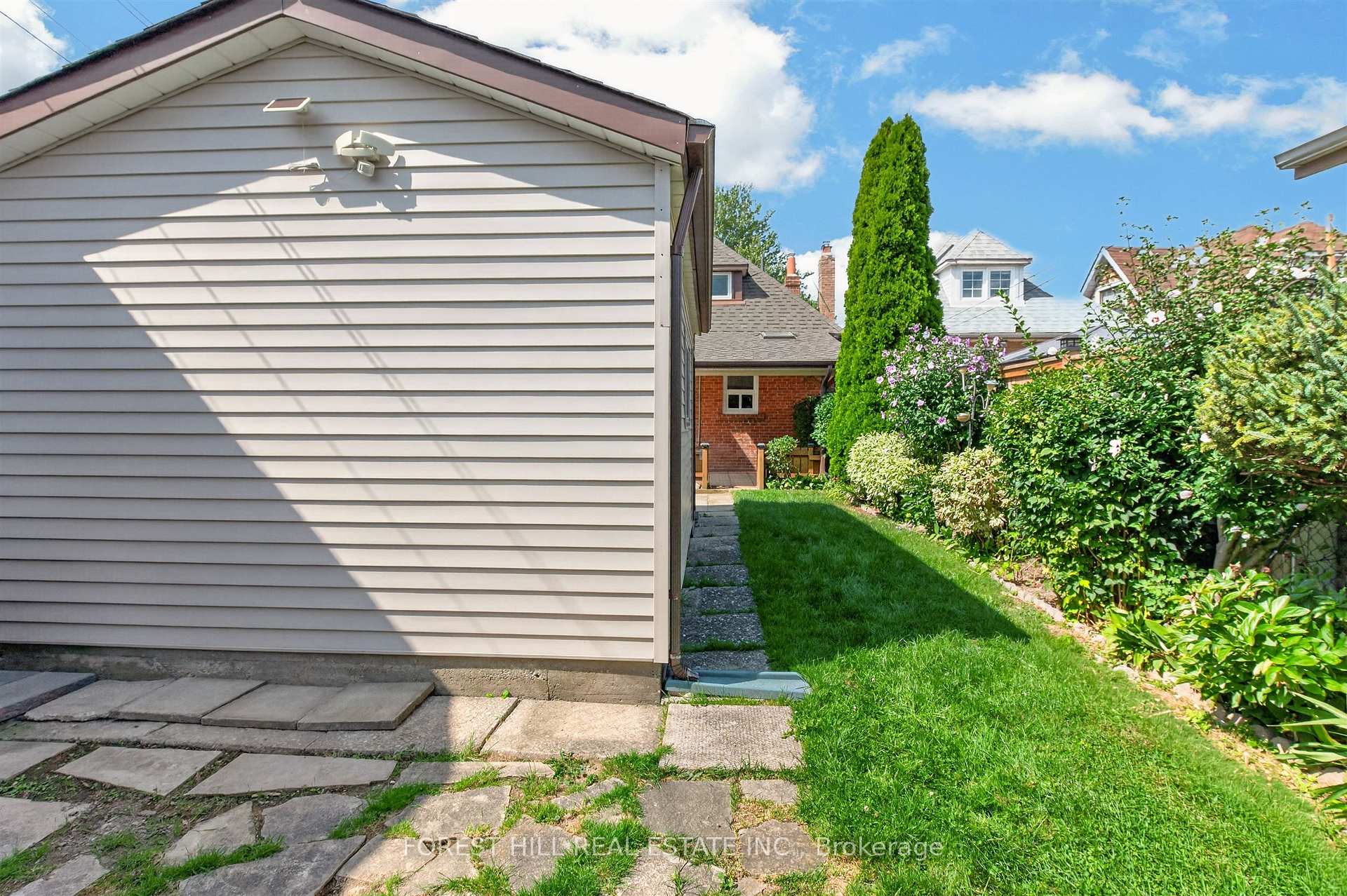 Photo 38 of 11 Yarrow Road, Toronto, Keelesdale-Eglinton West — HOMEH