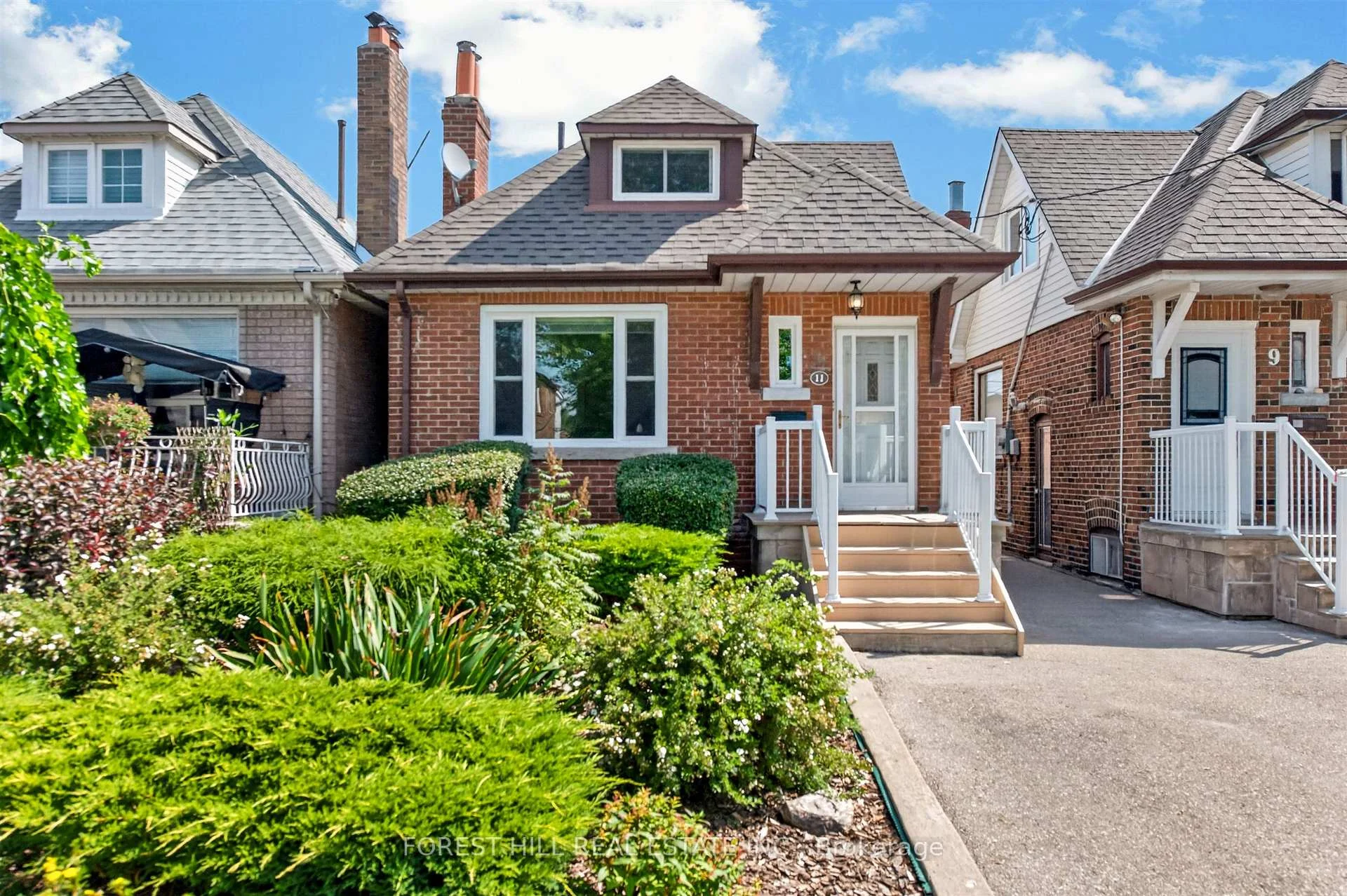 Photo 3 of 11 Yarrow Road, Toronto, Keelesdale-Eglinton West — HOMEH