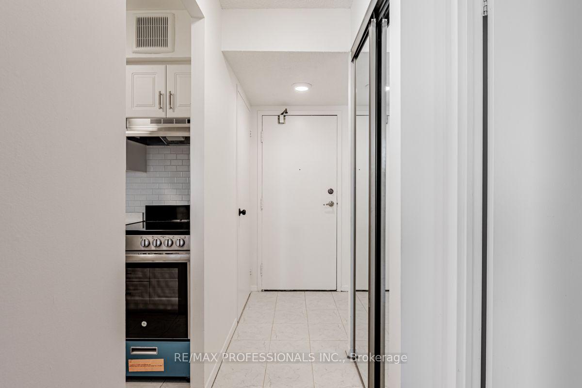Photo 3 of Unit 502, 633 Bay Street, Toronto, Bay Street Corridor — HOMEH