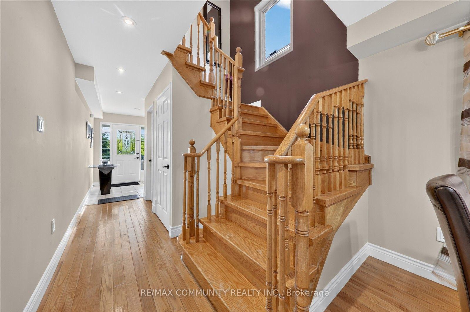 Photo 7 of 82 Burgess Crescent, Newmarket, Summerhill Estates — HOMEH