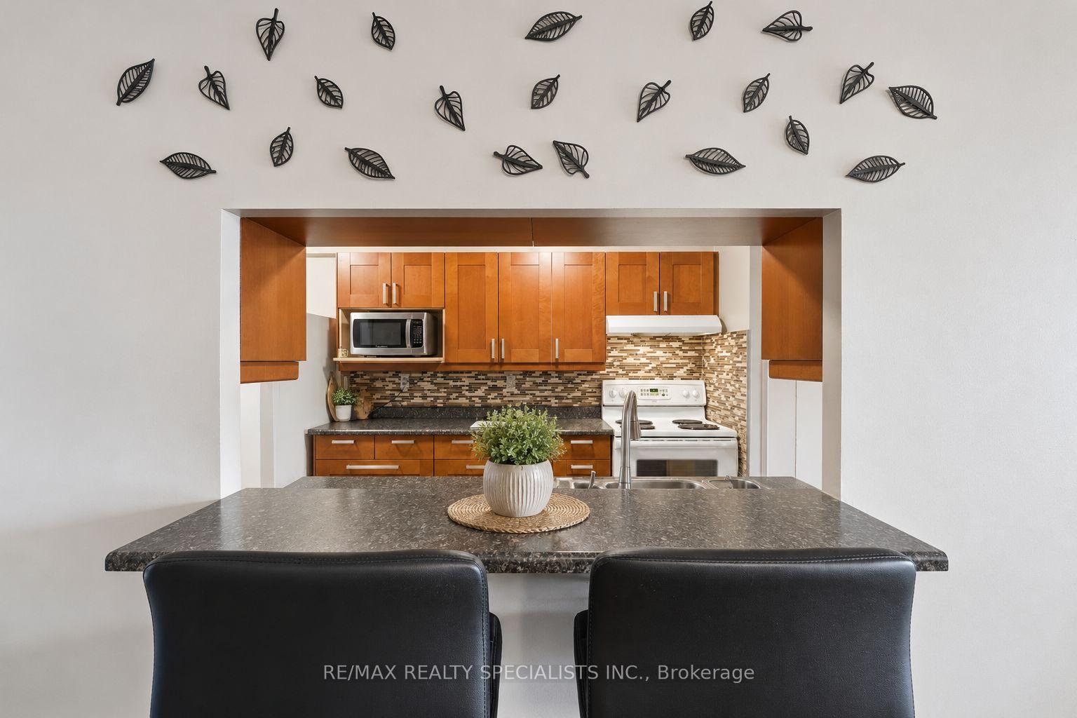 Photo 4 of Unit 404, 4205 Shipp Drive, Mississauga, City Centre — HOMEH