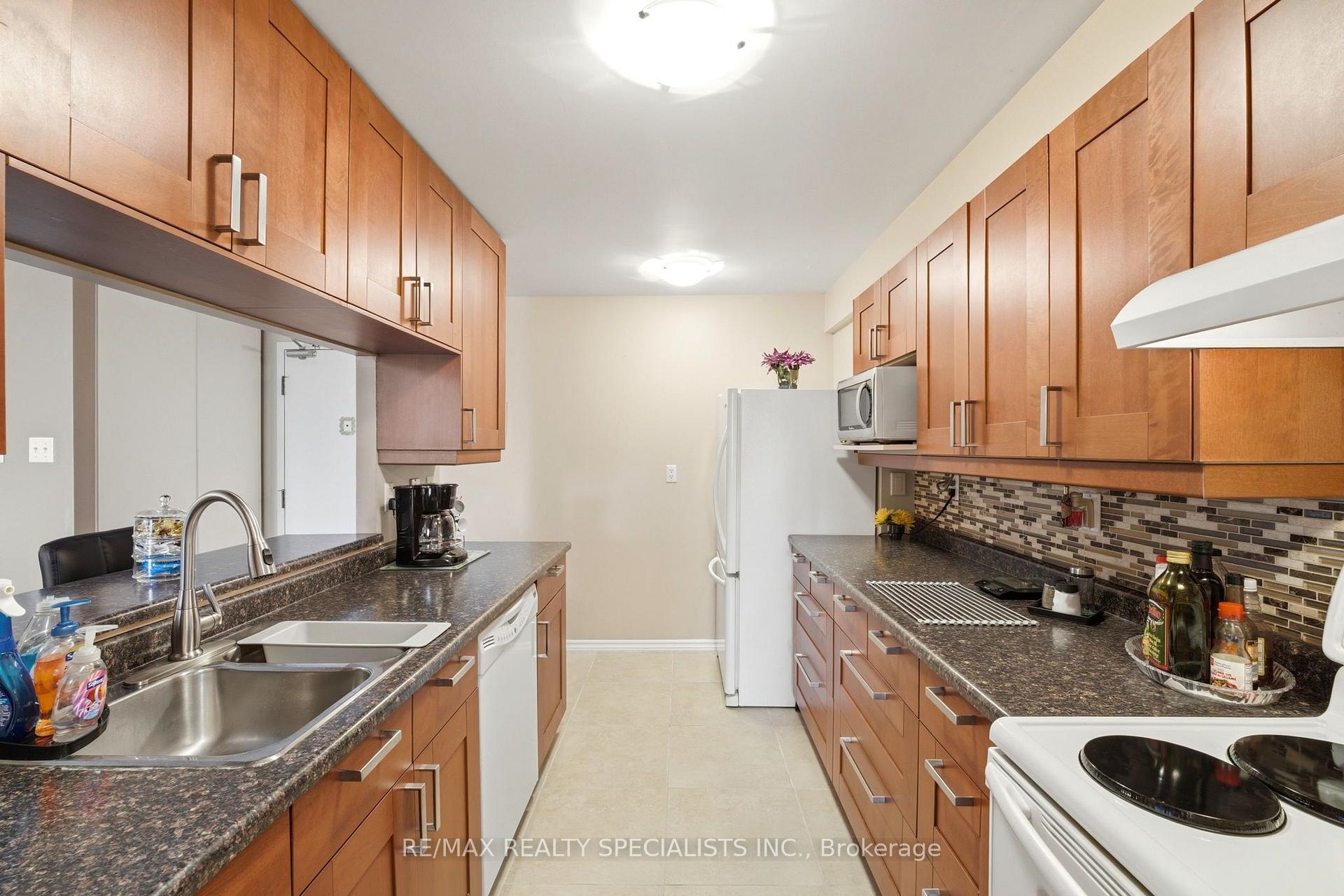 Photo 6 of Unit 404, 4205 Shipp Drive, Mississauga, City Centre — HOMEH