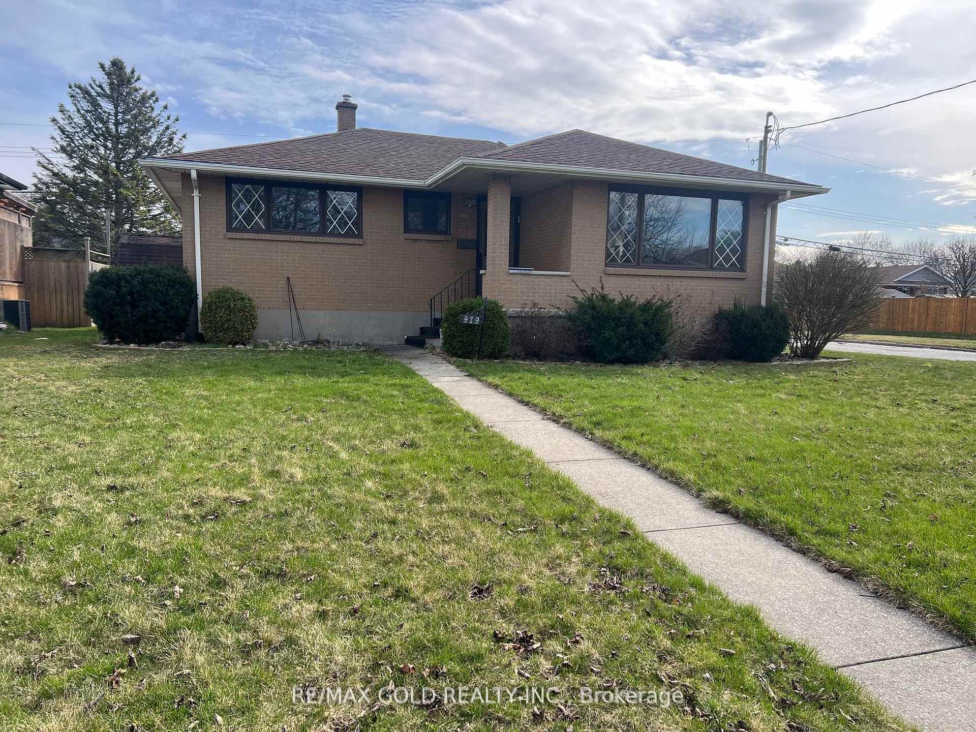 Photo 2 of 979 Wellington Street, Sarnia — HOMEH