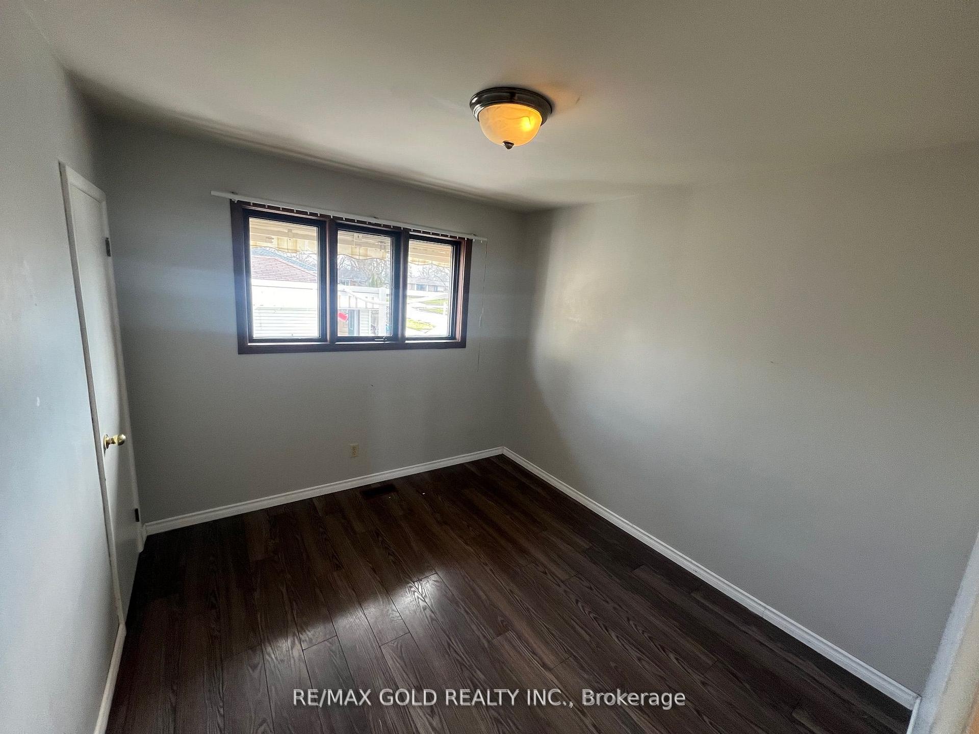 Photo 3 of 979 Wellington Street, Sarnia — HOMEH