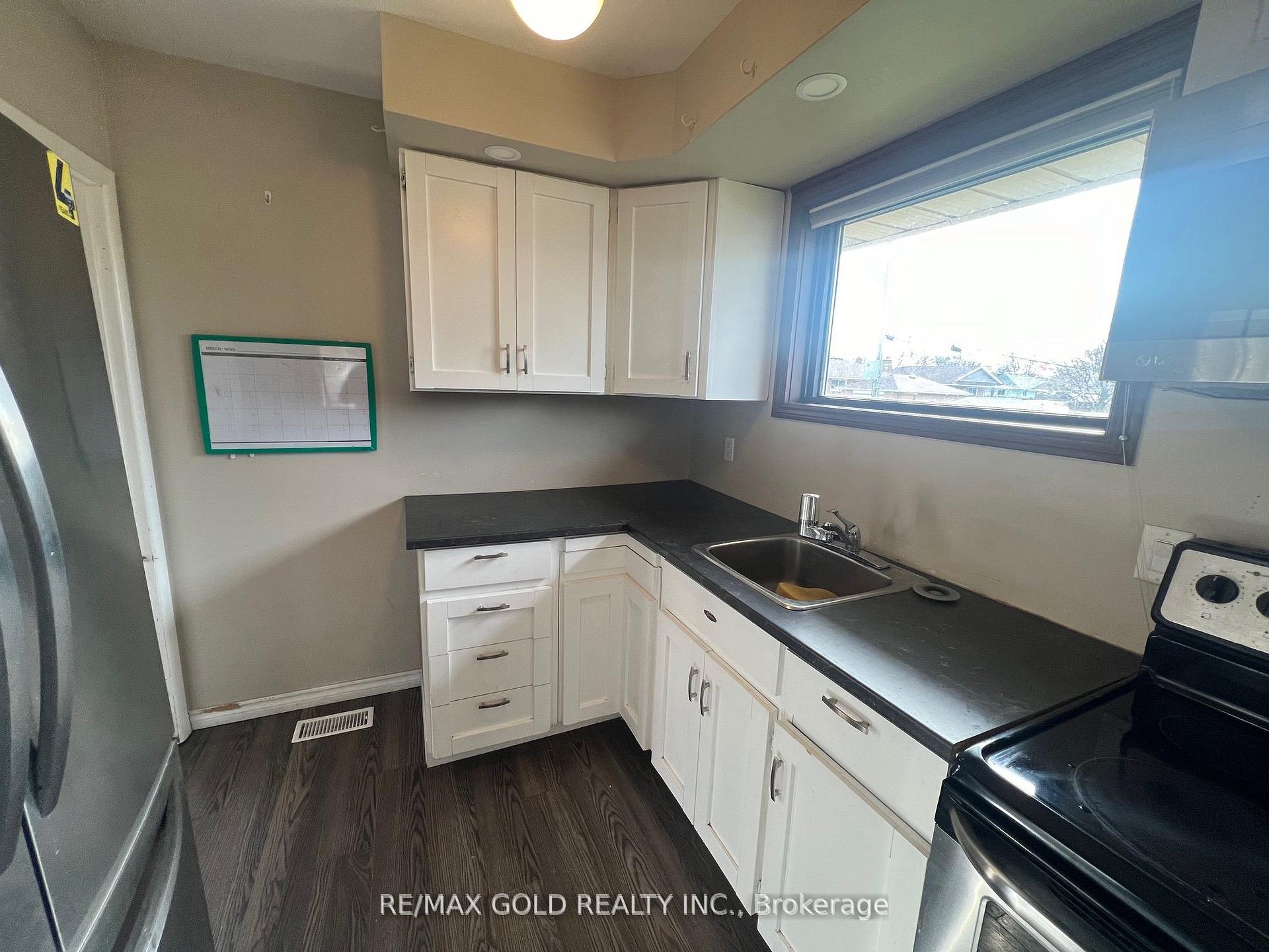 Photo 10 of 979 Wellington Street, Sarnia — HOMEH