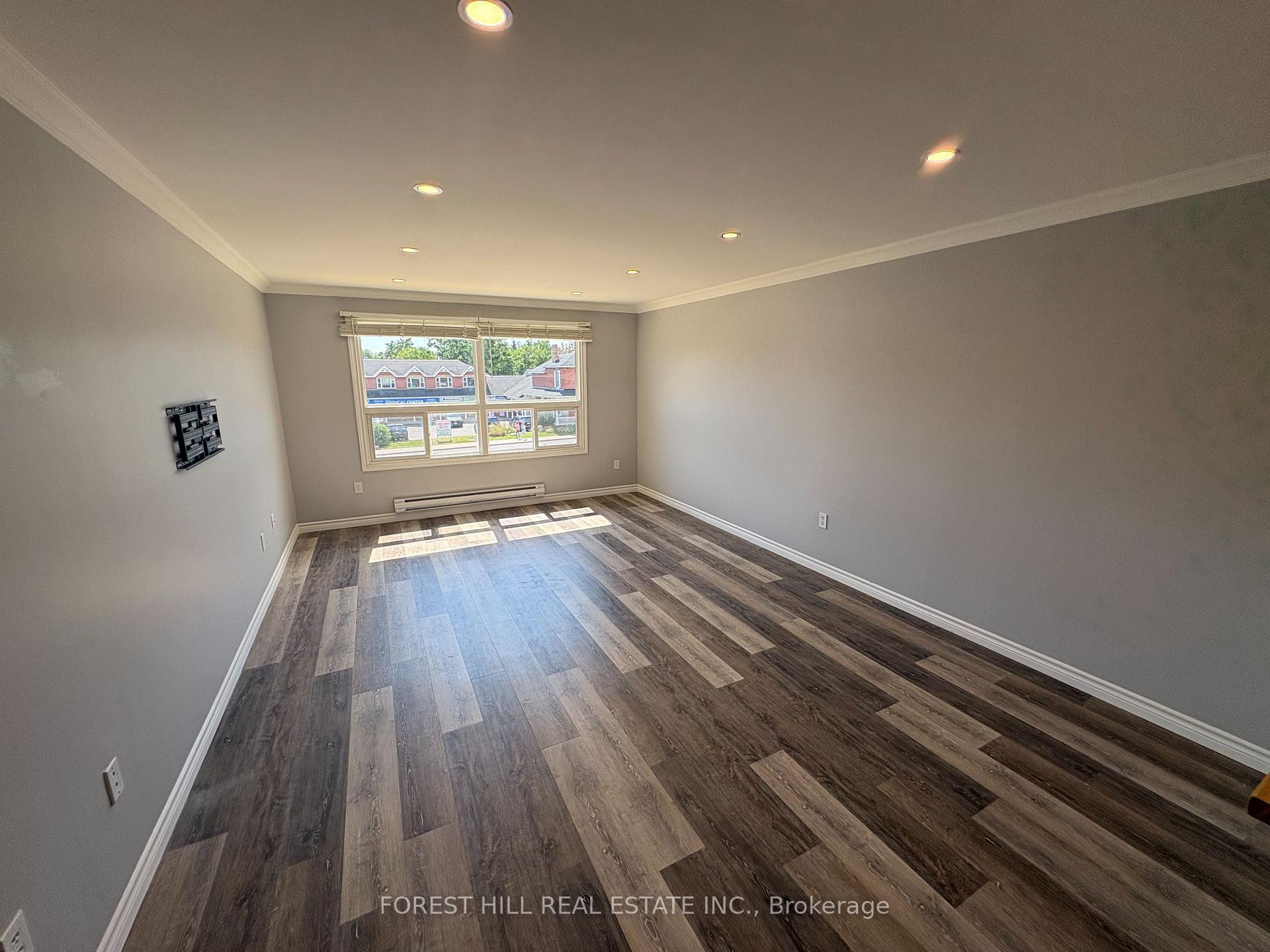 Photo 2 of Unit 5, 130 King Street E, Clarington, Bowmanville — HOMEH
