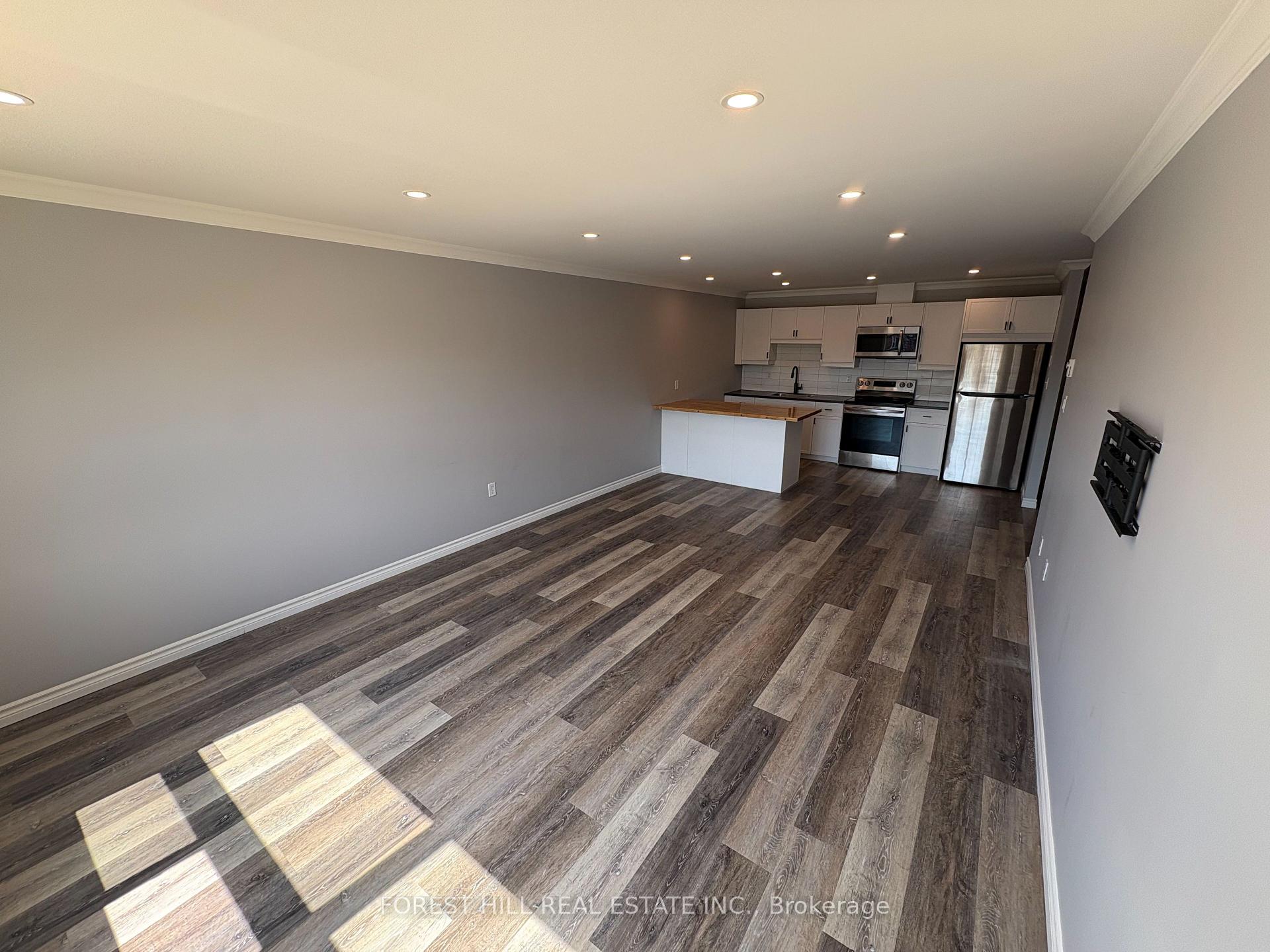 Photo 3 of Unit 5, 130 King Street E, Clarington, Bowmanville — HOMEH