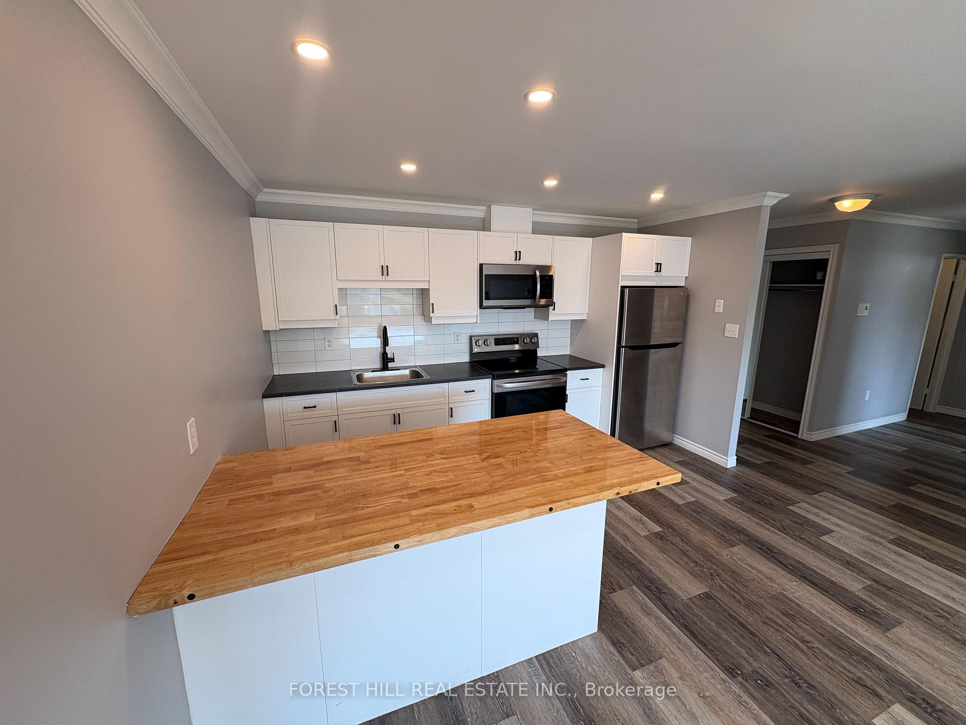 Photo 4 of Unit 5, 130 King Street E, Clarington, Bowmanville — HOMEH