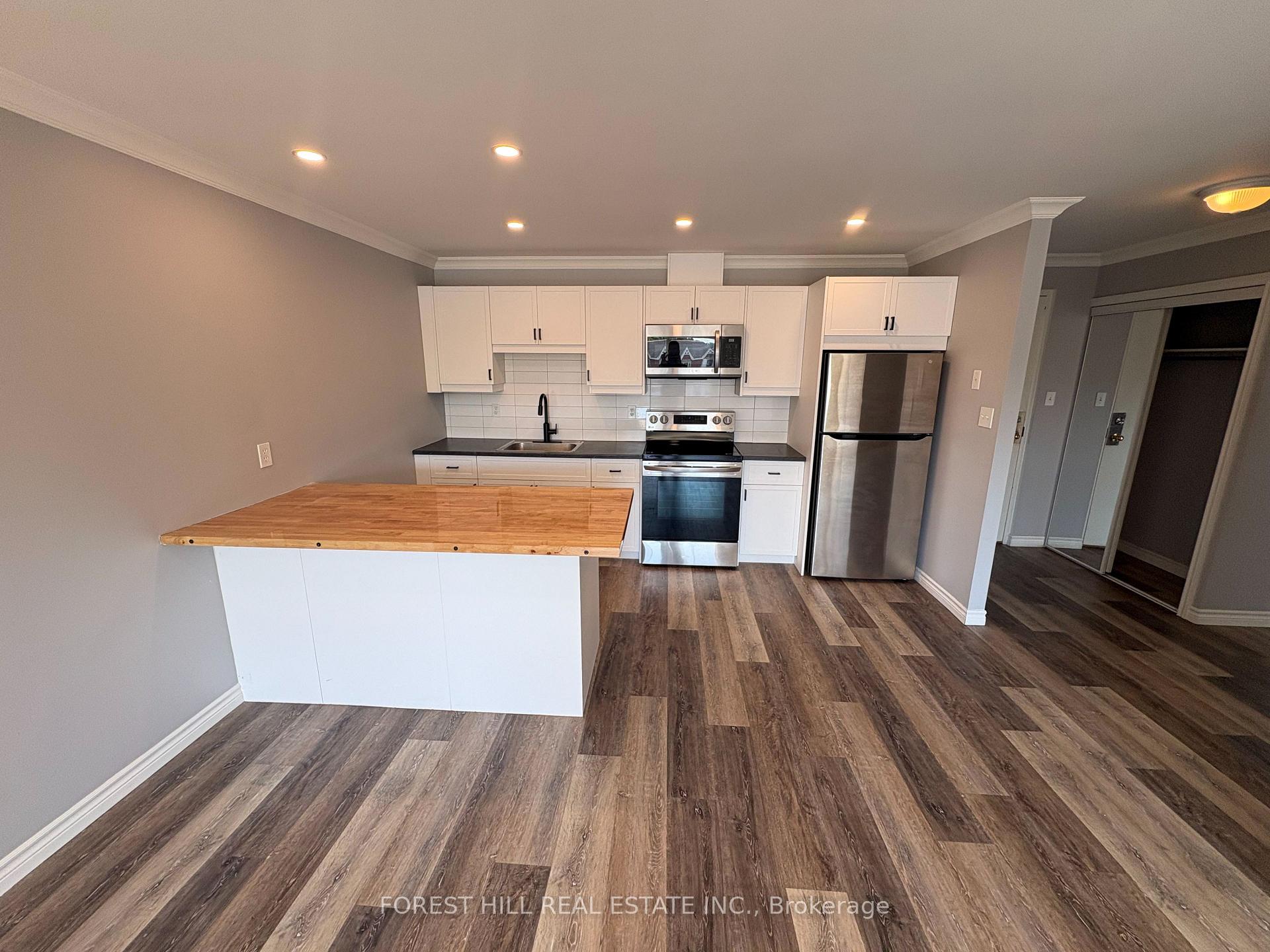 Photo 5 of Unit 5, 130 King Street E, Clarington, Bowmanville — HOMEH
