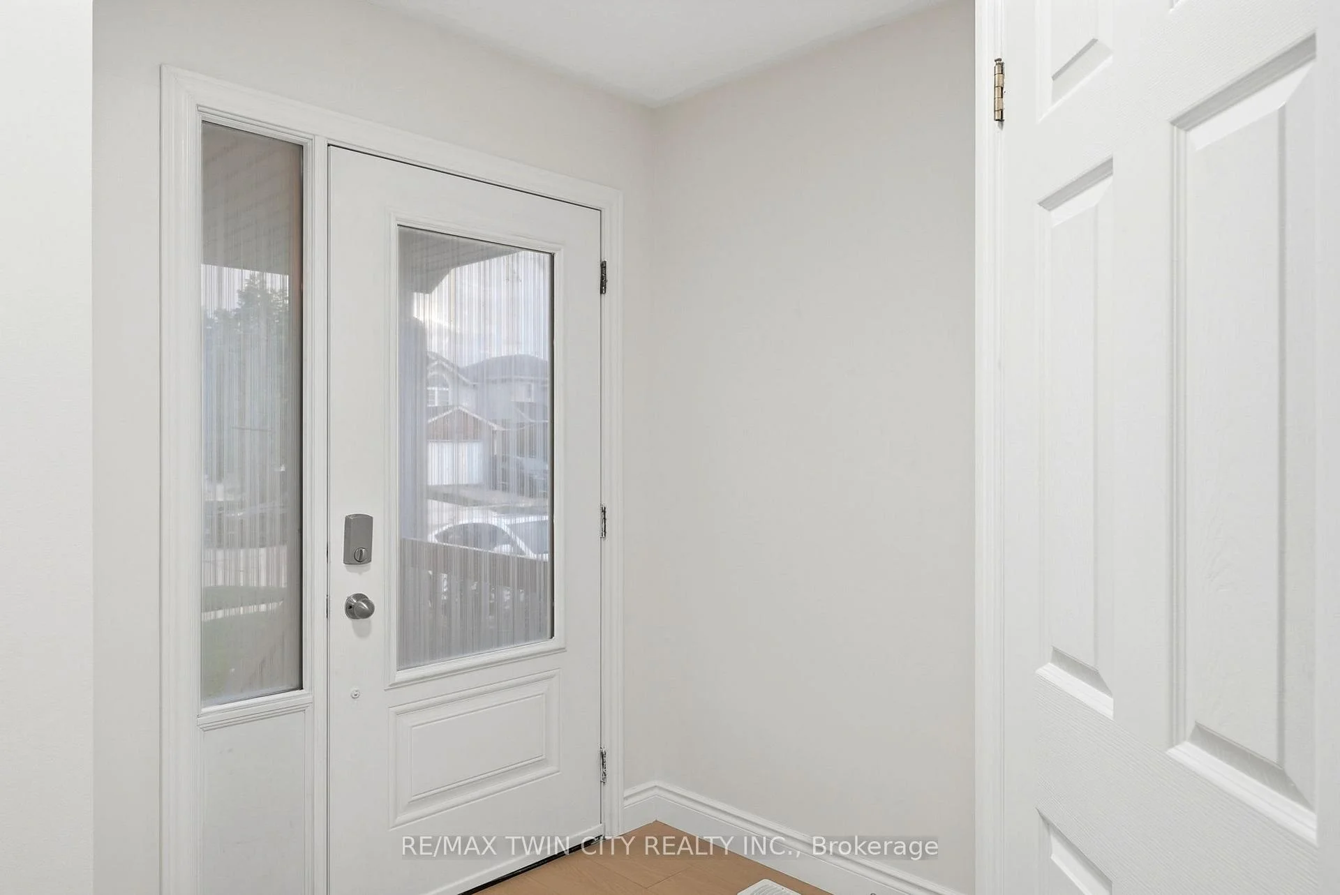Photo 3 of 82 Bridlewreath Street, Kitchener, Larentian West — HOMEH