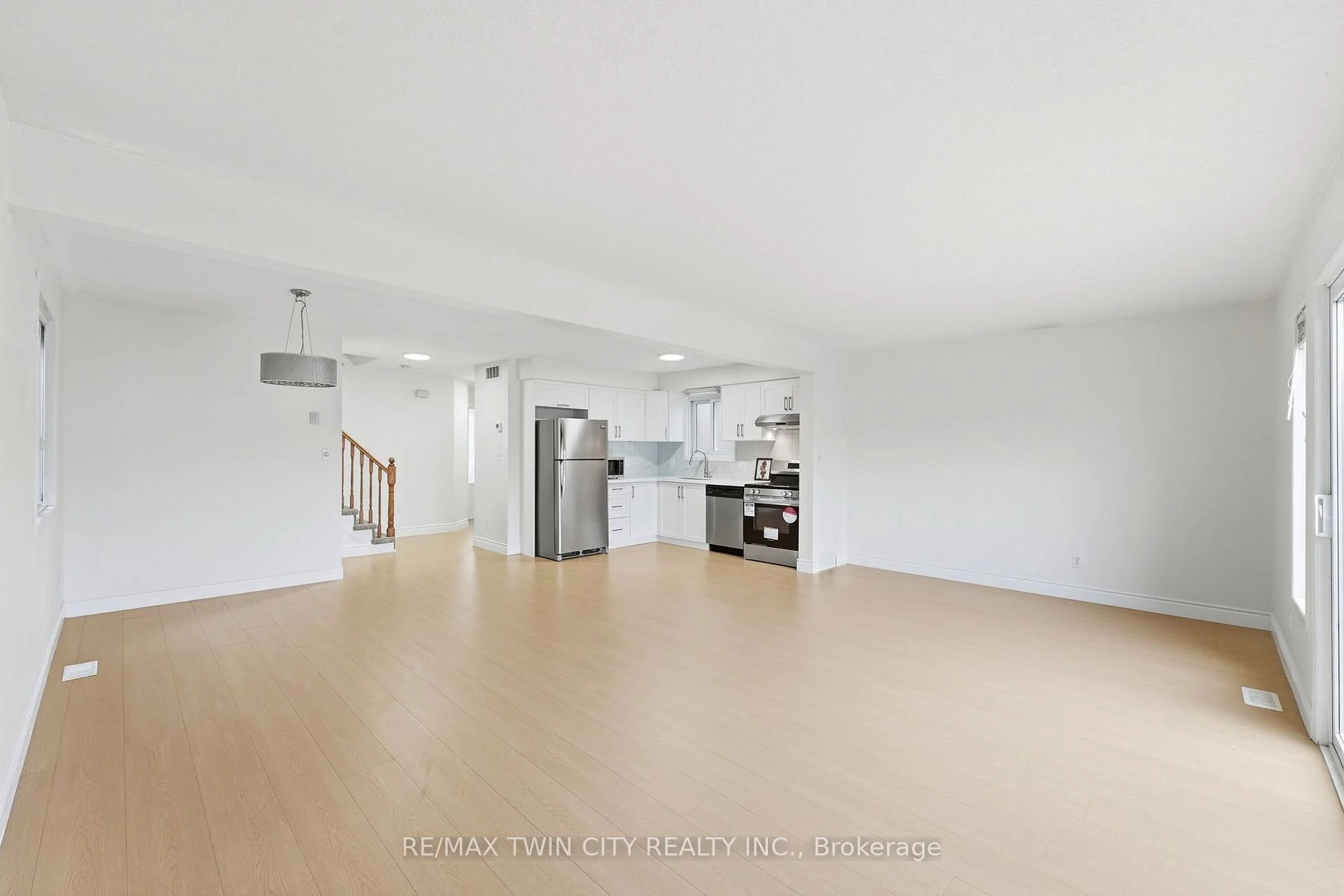 Photo 7 of 82 Bridlewreath Street, Kitchener, Larentian West — HOMEH