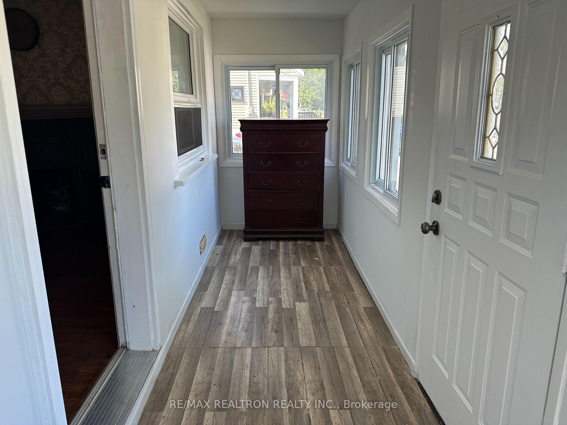 Photo 3 of 18 Phillip Avenue, Scarborough, Birchcliffe-Cliffside — HOMEH