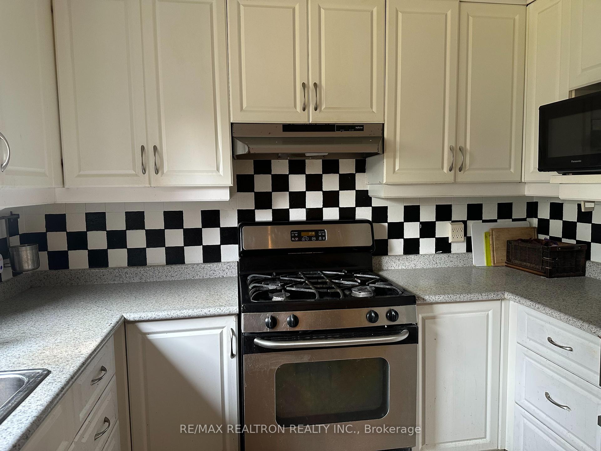 Photo 10 of 18 Phillip Avenue, Scarborough, Birchcliffe-Cliffside — HOMEH