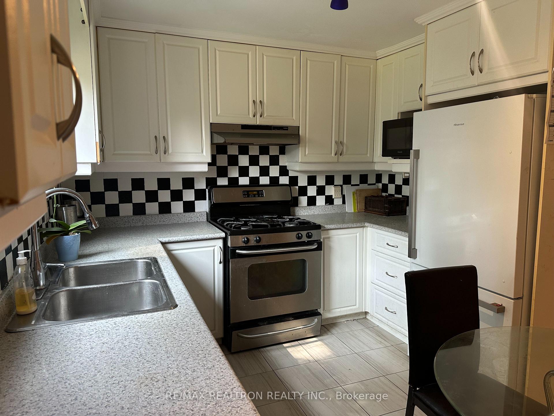 Photo 11 of 18 Phillip Avenue, Scarborough, Birchcliffe-Cliffside — HOMEH